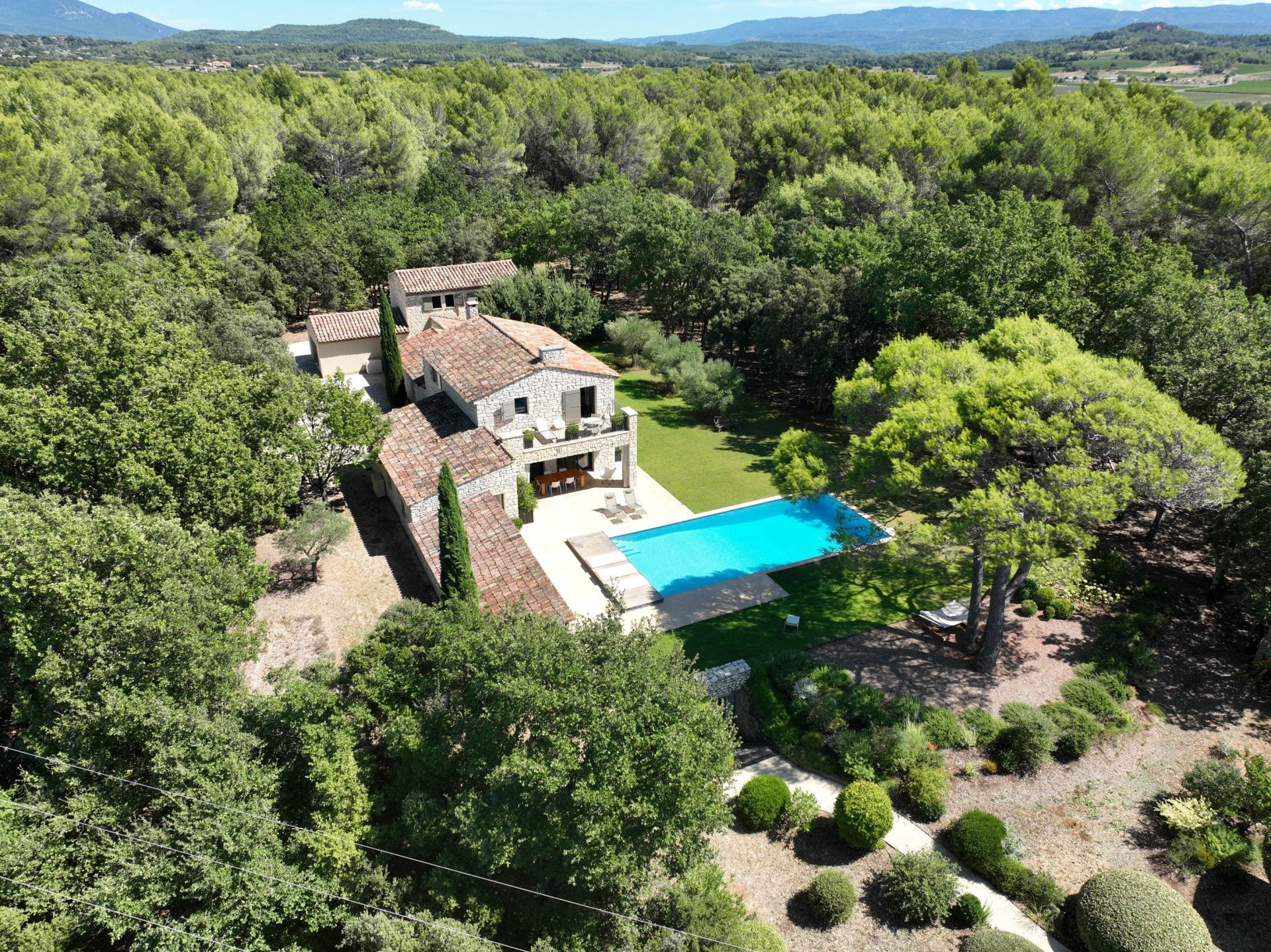 luxury house 10 Rooms for sale on ST SATURNIN LES APT (84490)