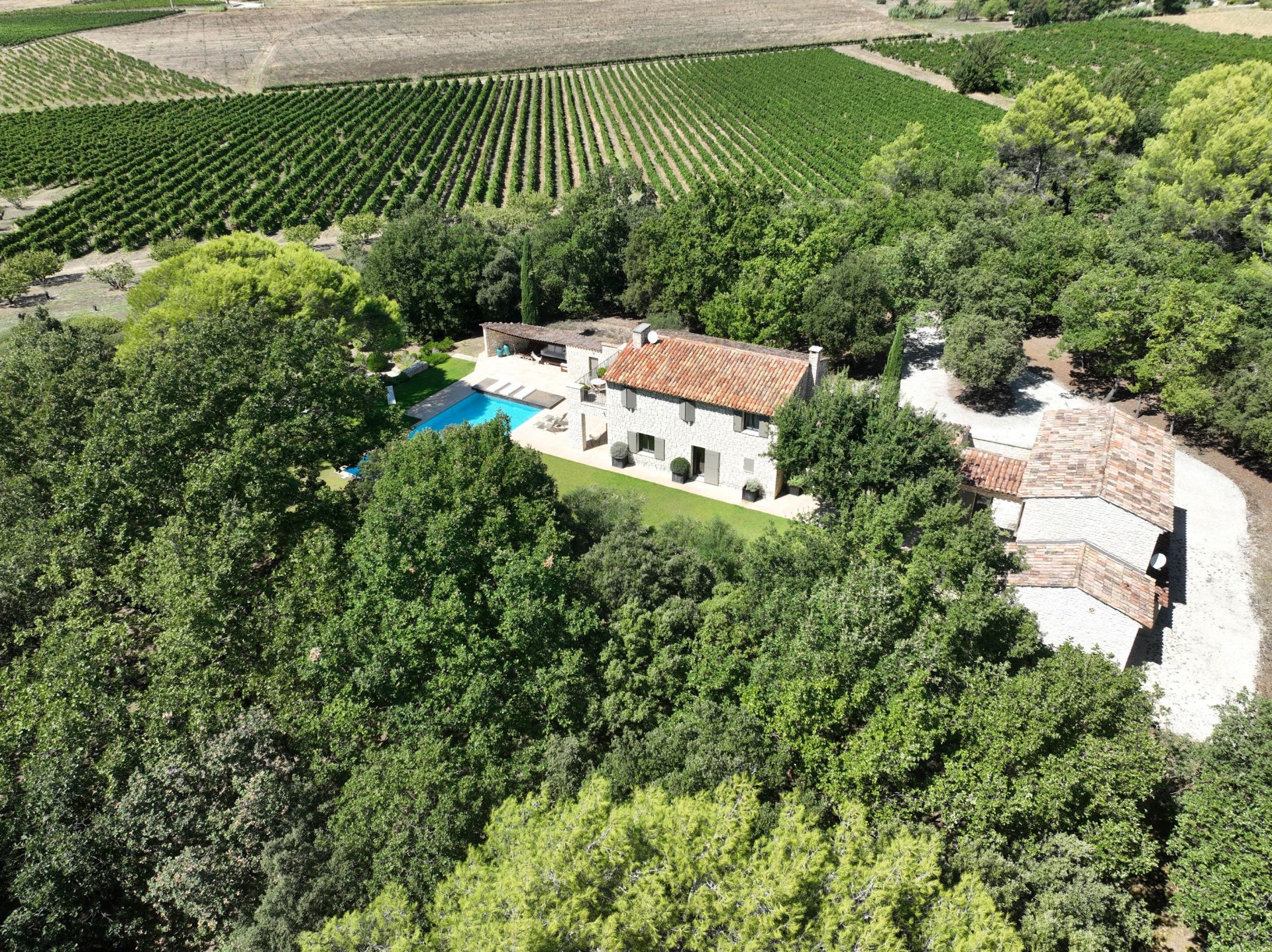 luxury house 10 Rooms for sale on ST SATURNIN LES APT (84490)