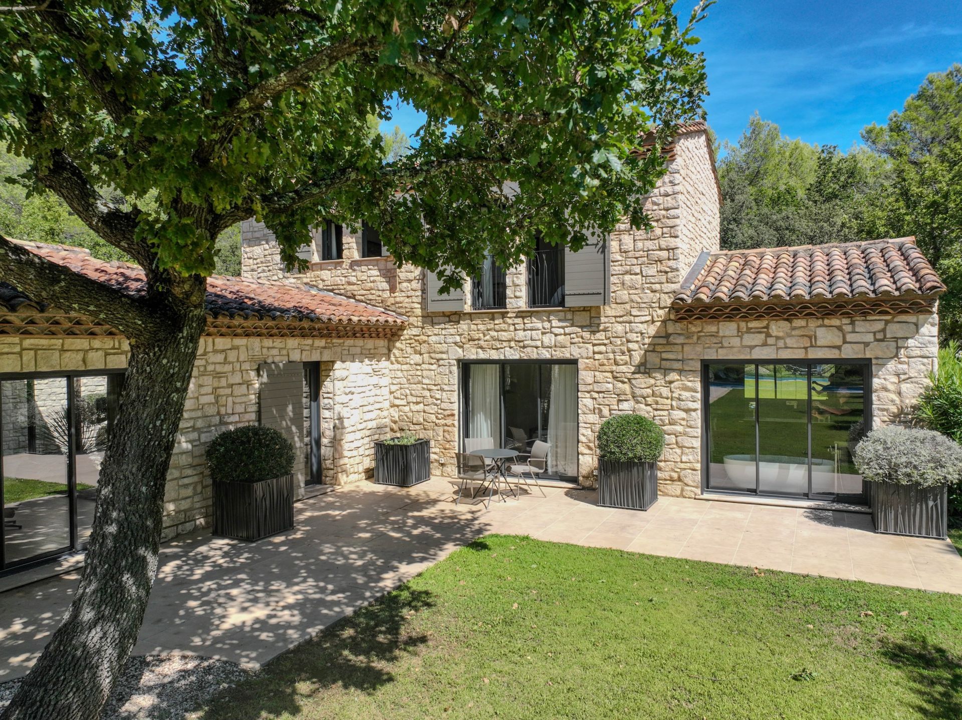 luxury house 10 Rooms for sale on ST SATURNIN LES APT (84490)