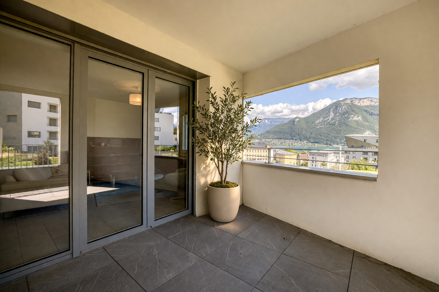 luxury apartment 3 Rooms for sale on ANNECY (74000)