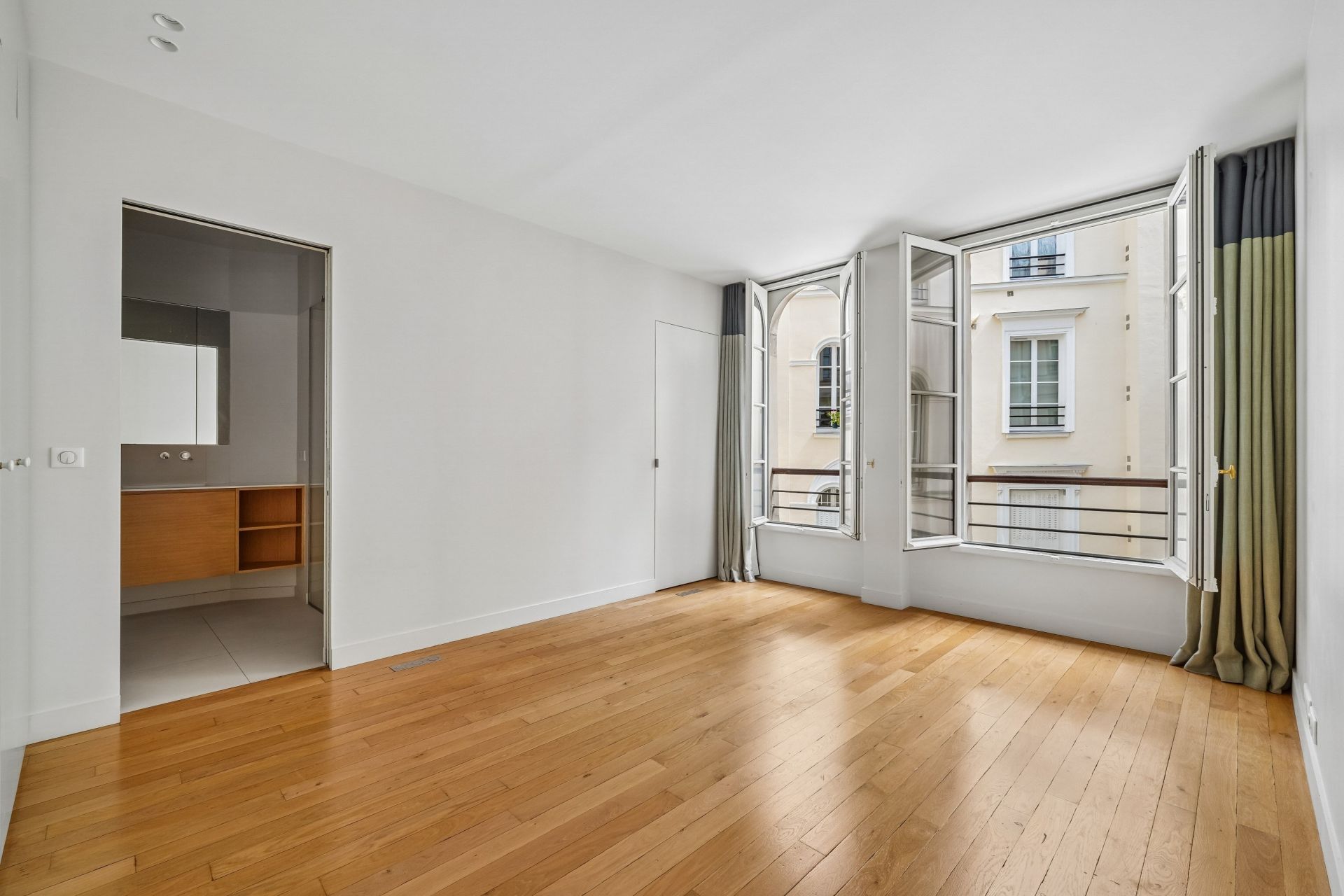 luxury apartment 6 Rooms for sale on PARIS (75009)