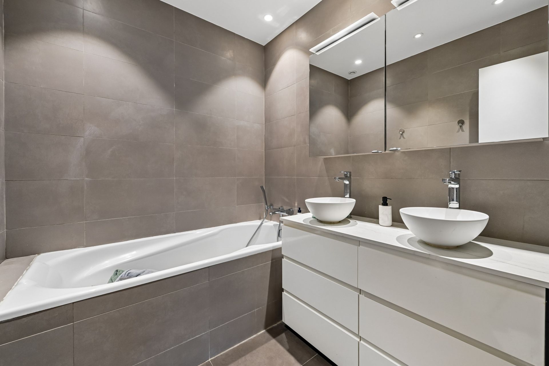luxury apartment 5 Rooms for sale on NEUILLY SUR SEINE (92200)