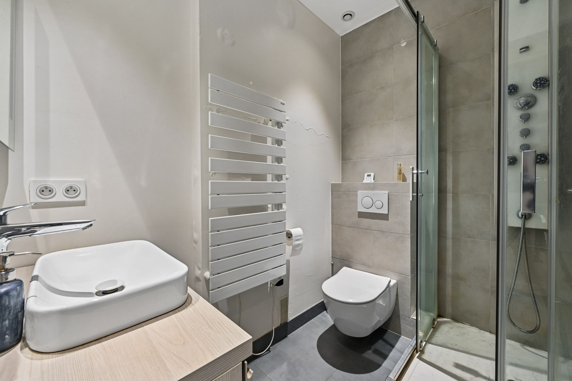 luxury apartment 5 Rooms for sale on NEUILLY SUR SEINE (92200)