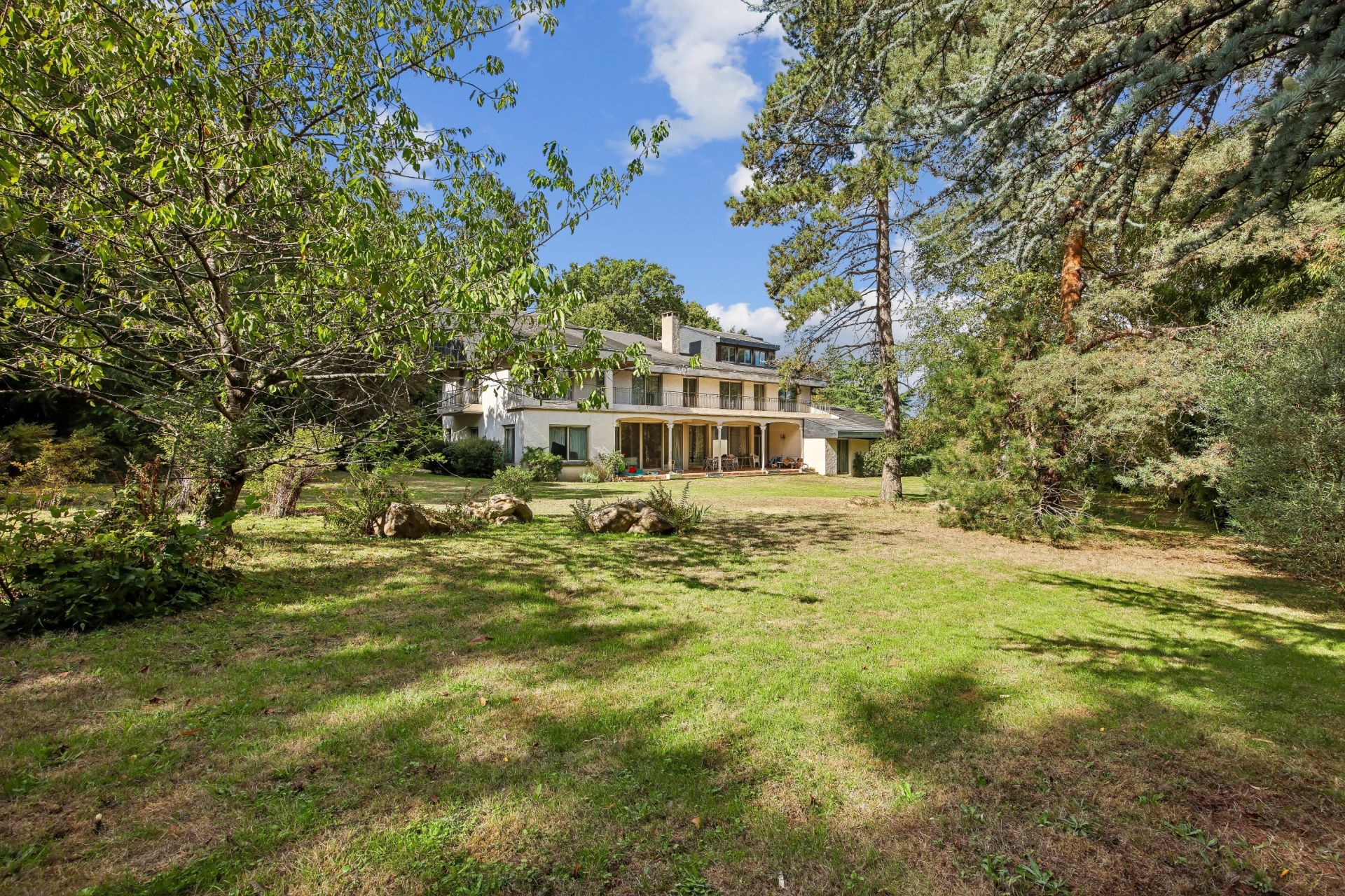 luxury property 15 Rooms for sale on RUEIL MALMAISON (92500)