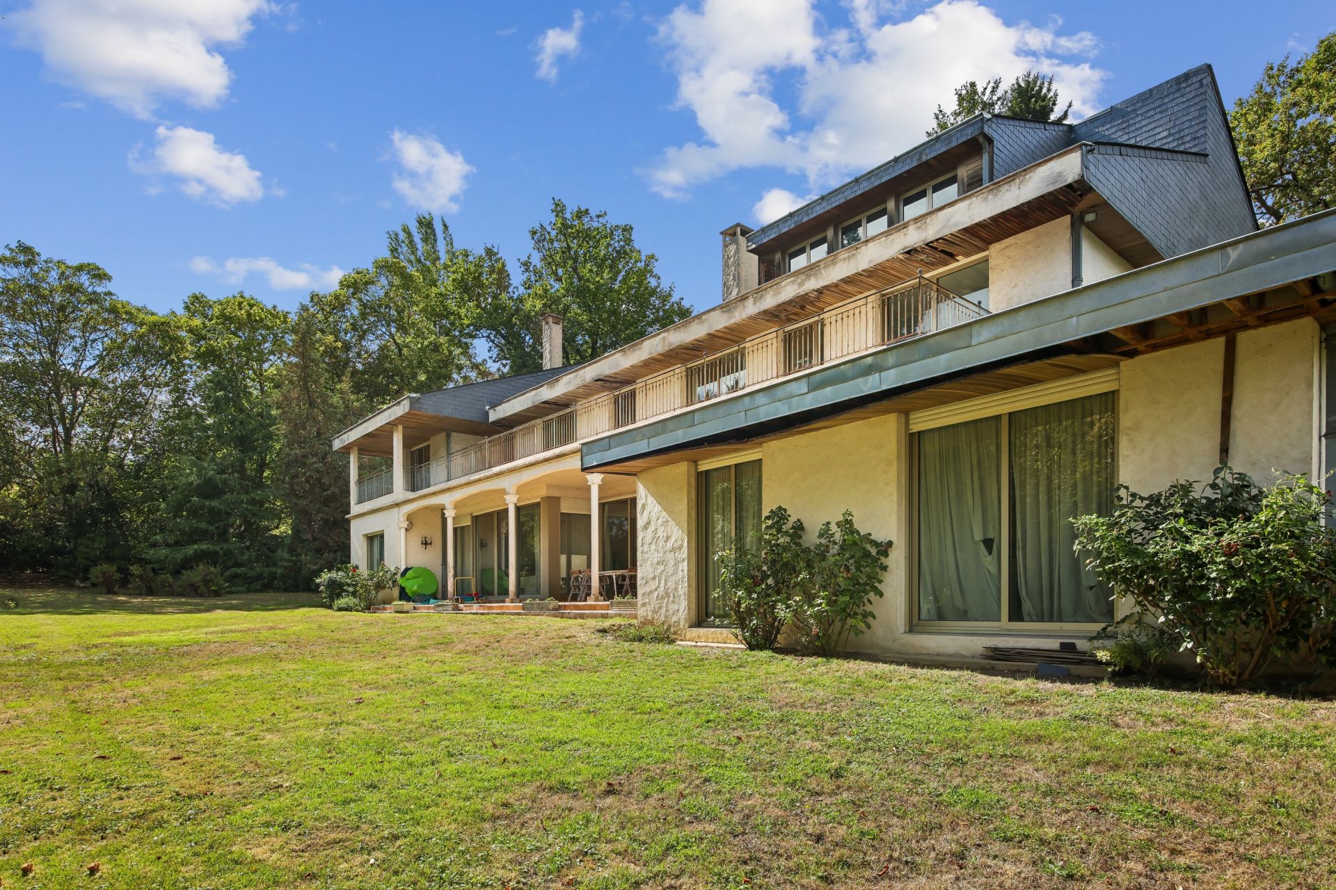 luxury property 15 Rooms for sale on RUEIL MALMAISON (92500)