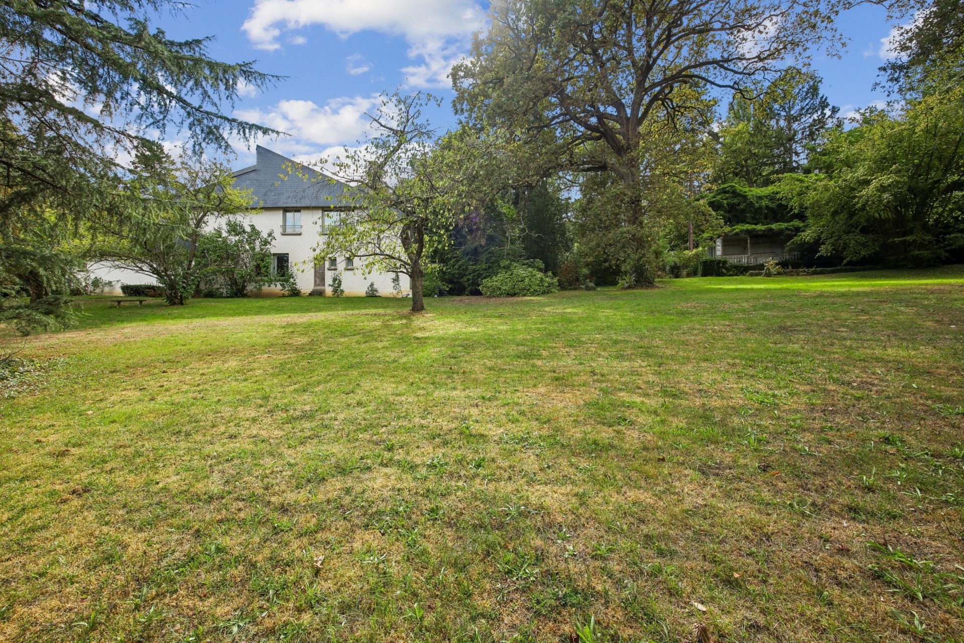 luxury property 15 Rooms for sale on RUEIL MALMAISON (92500)