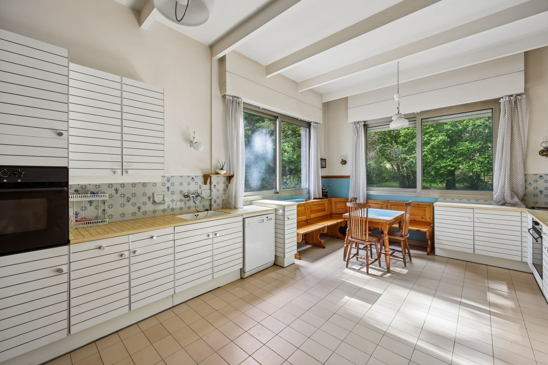 luxury property 15 Rooms for sale on RUEIL MALMAISON (92500)