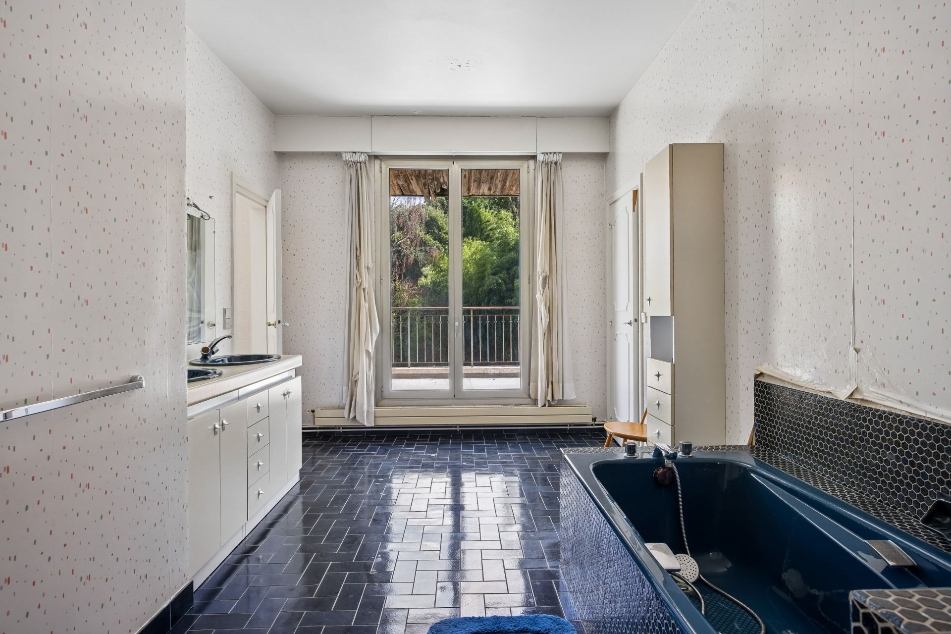 luxury property 15 Rooms for sale on RUEIL MALMAISON (92500)