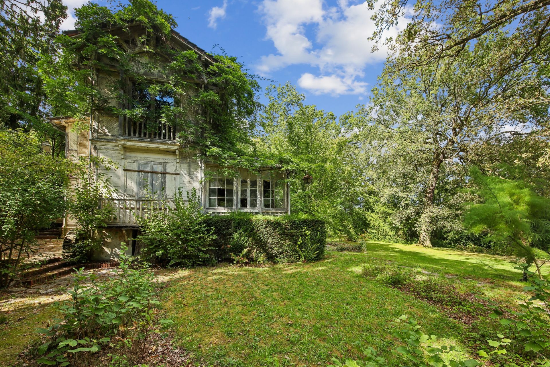 luxury property 15 Rooms for sale on RUEIL MALMAISON (92500)