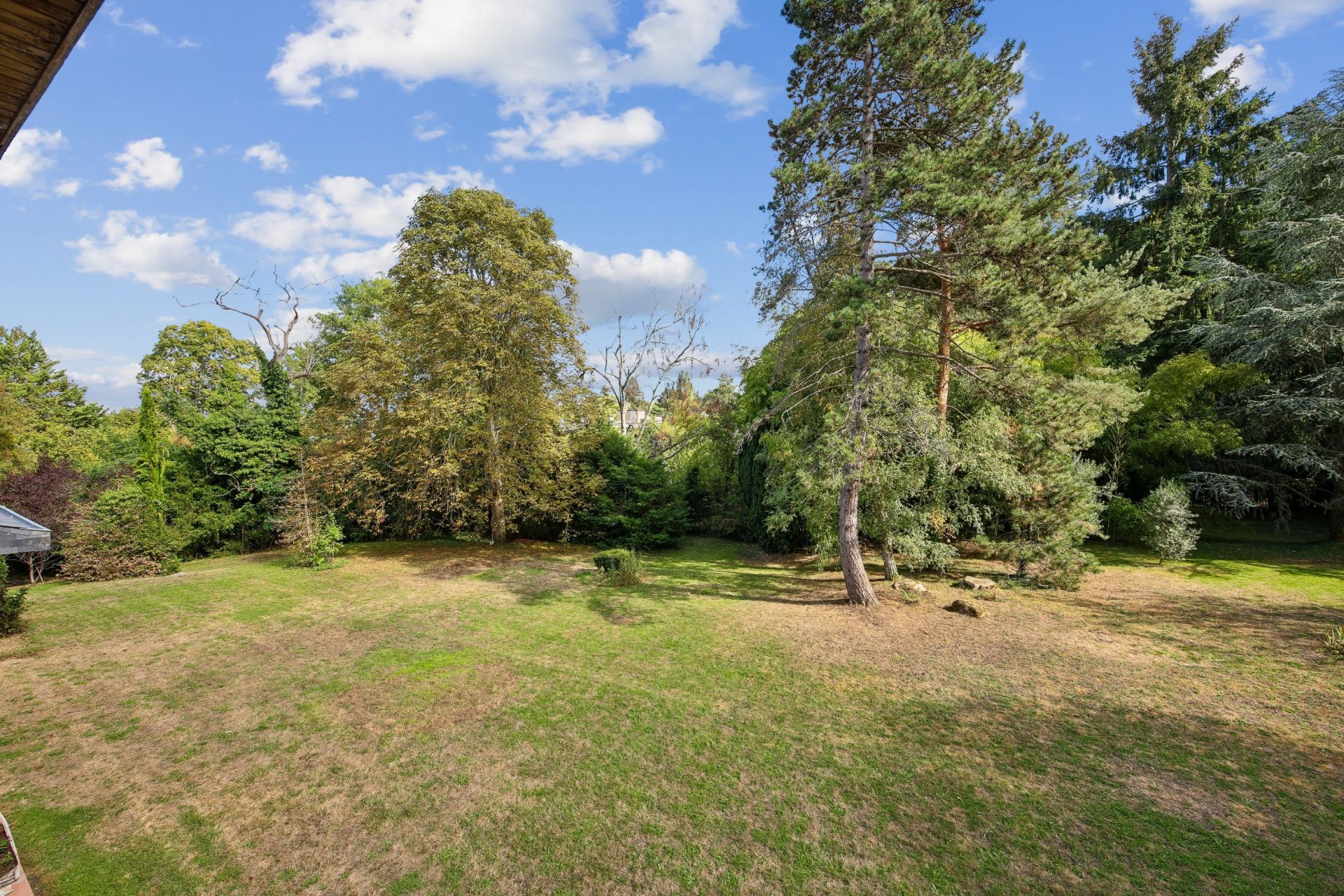 luxury property 15 Rooms for sale on RUEIL MALMAISON (92500)