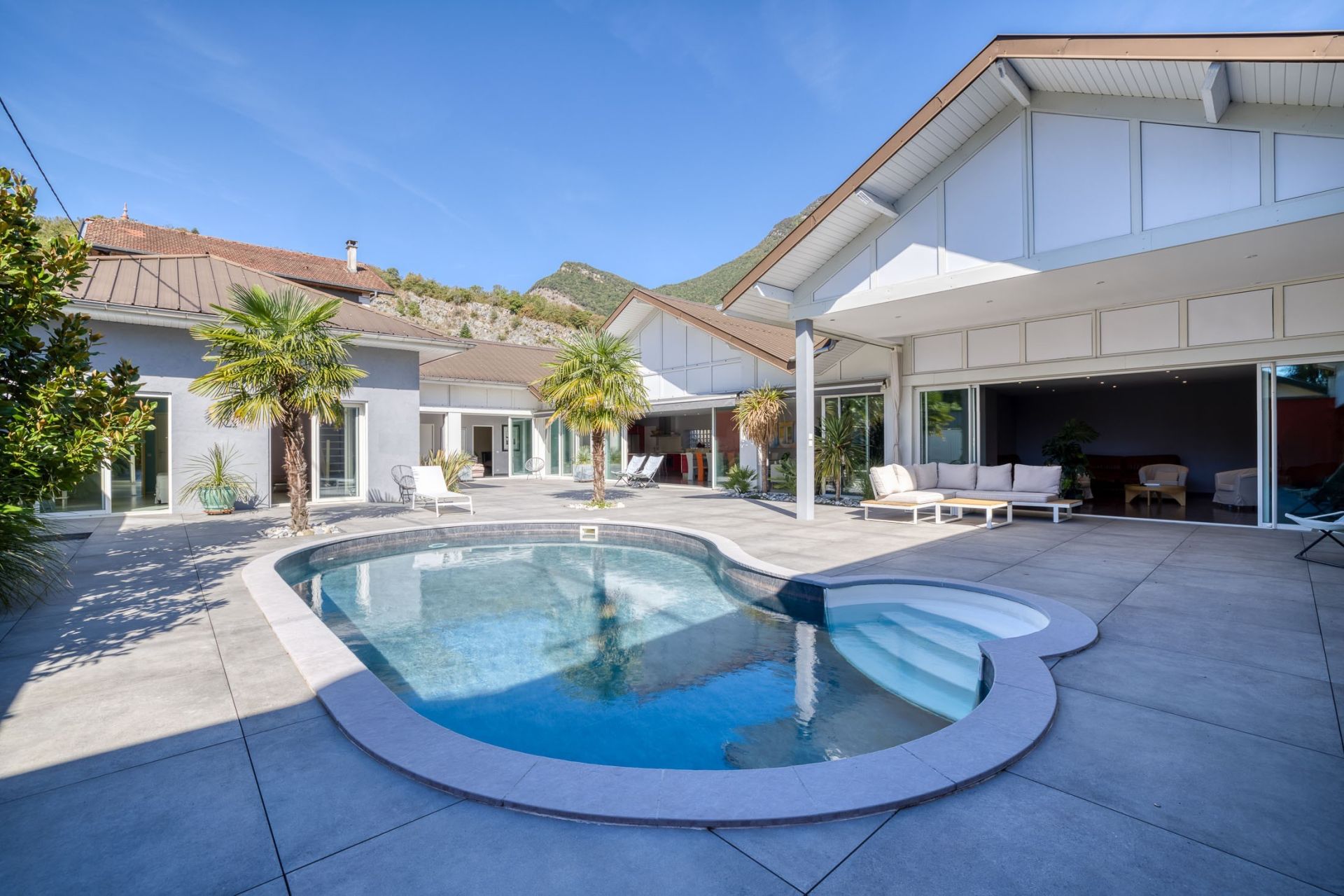 luxury house 9 Rooms for sale on CULOZ BEON (01350)