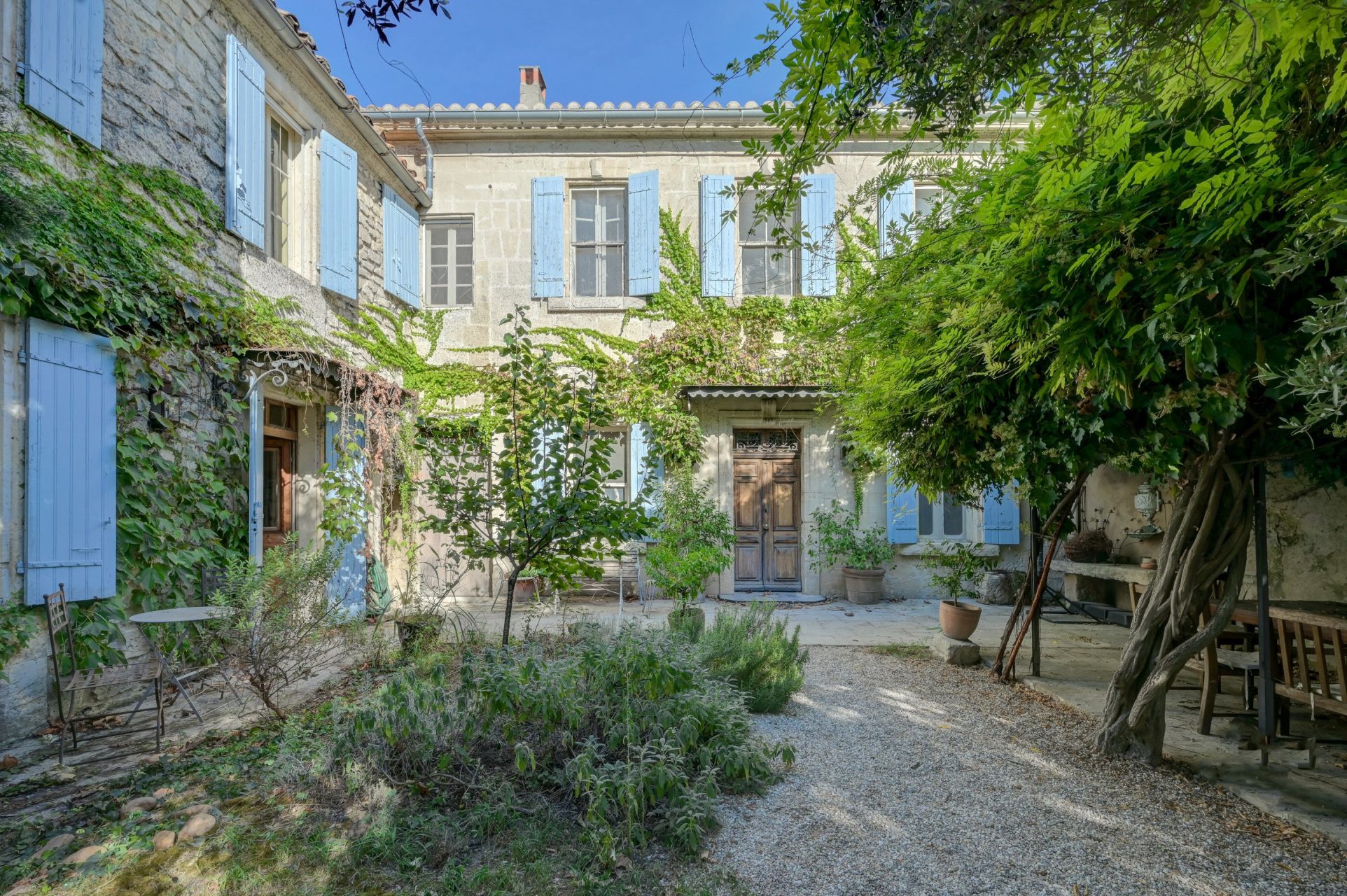luxury house 9 Rooms for sale on FONTVIEILLE (13990)