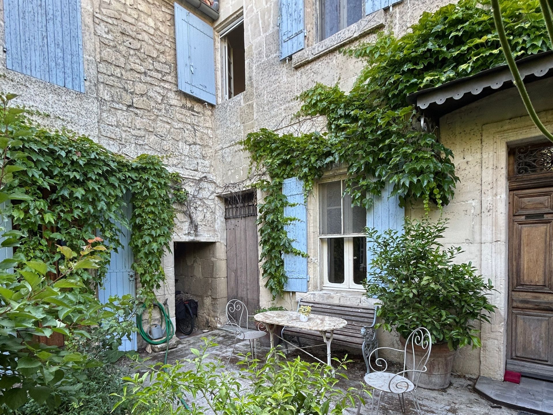 luxury house 9 Rooms for sale on FONTVIEILLE (13990)