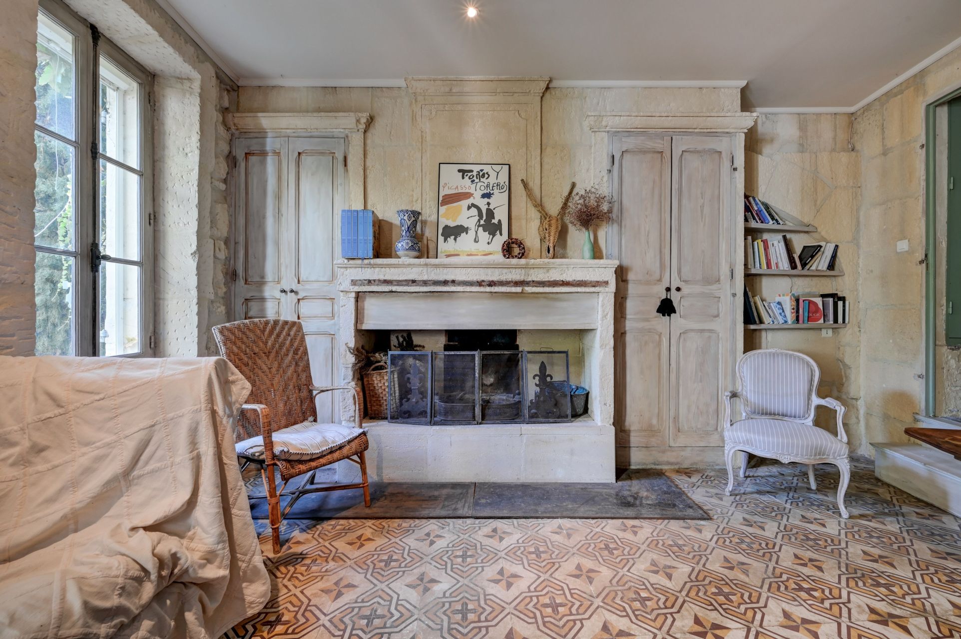 luxury house 9 Rooms for sale on FONTVIEILLE (13990)