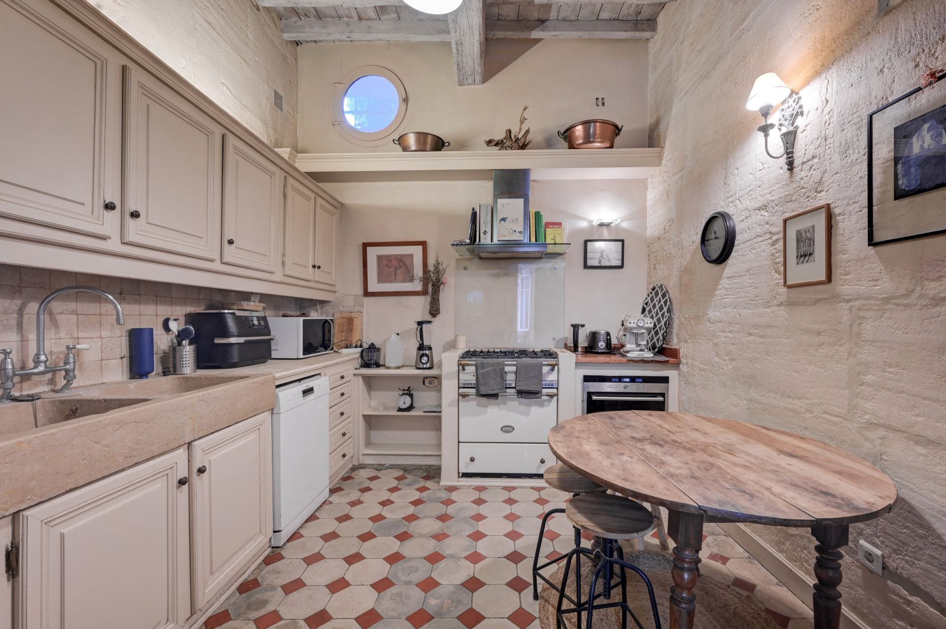 luxury house 9 Rooms for sale on FONTVIEILLE (13990)