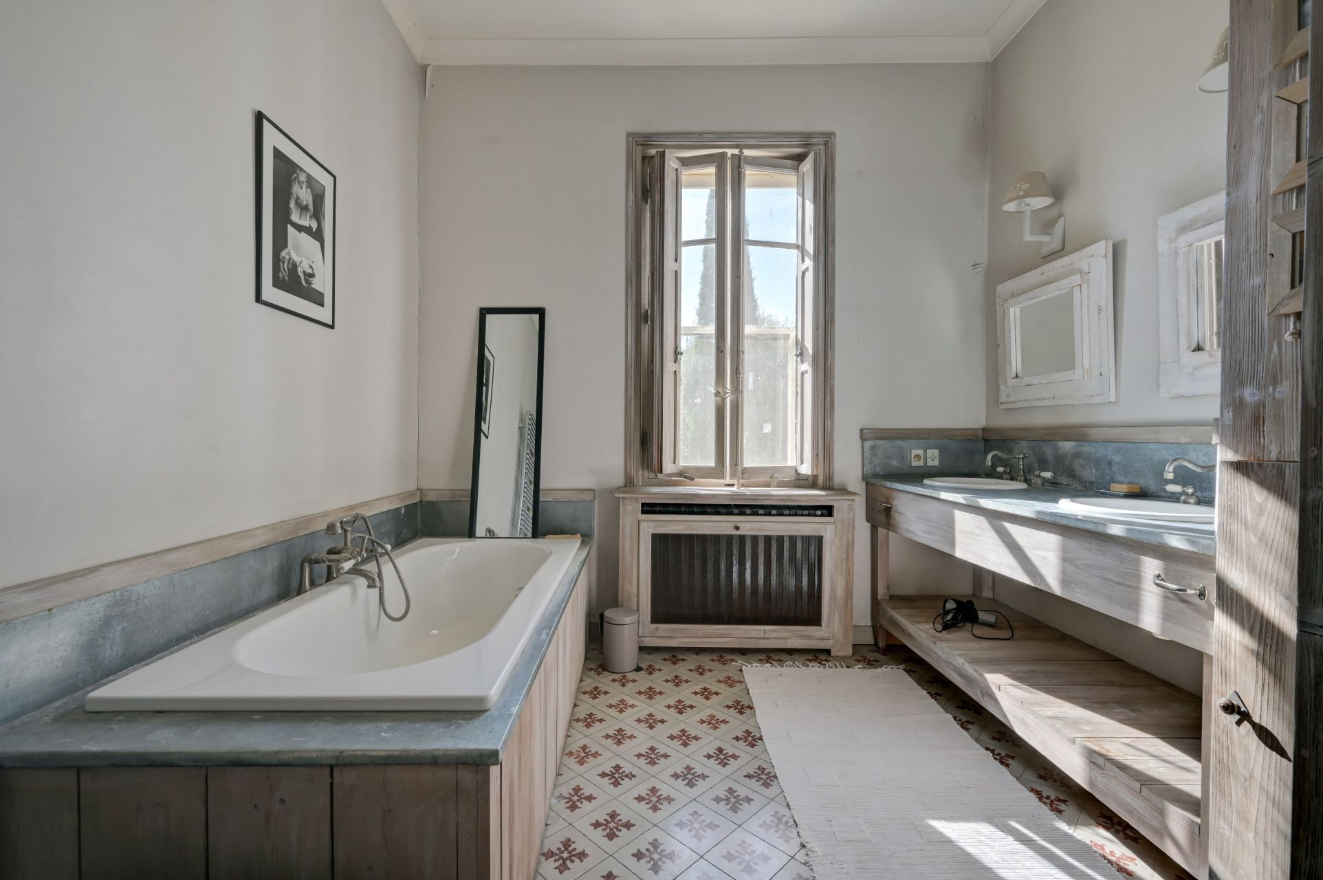 luxury house 9 Rooms for sale on FONTVIEILLE (13990)