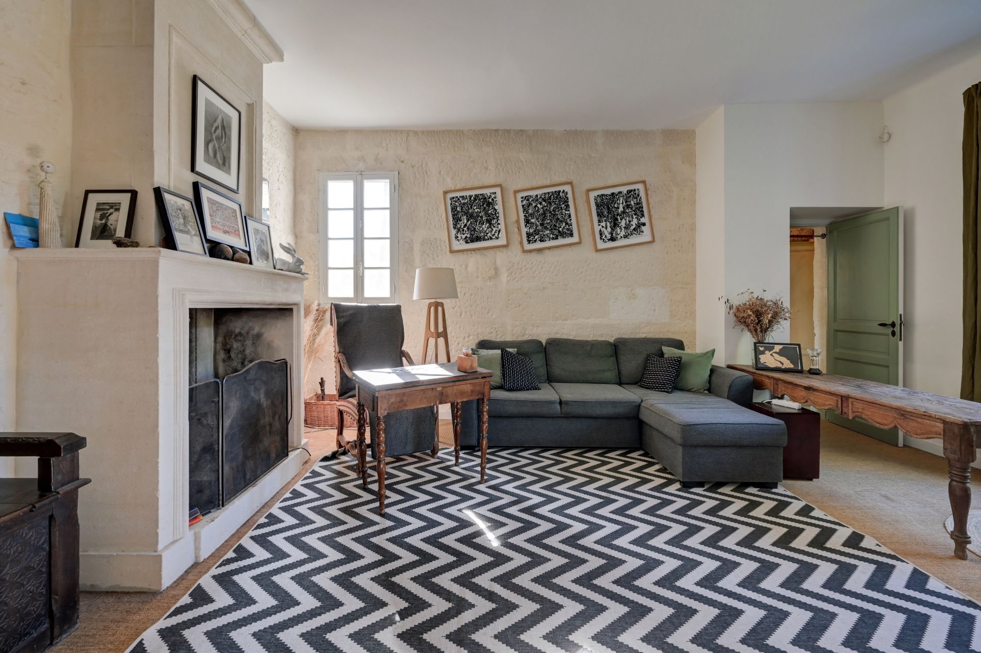 luxury house 9 Rooms for sale on FONTVIEILLE (13990)