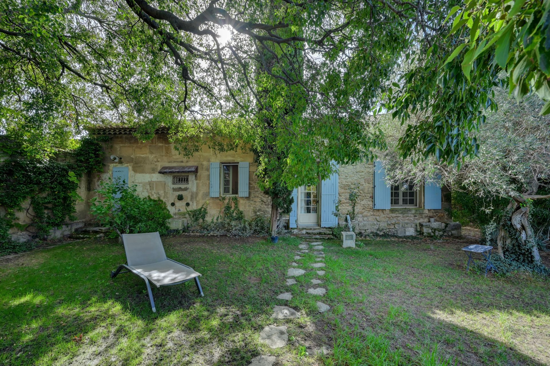 luxury house 9 Rooms for sale on FONTVIEILLE (13990)