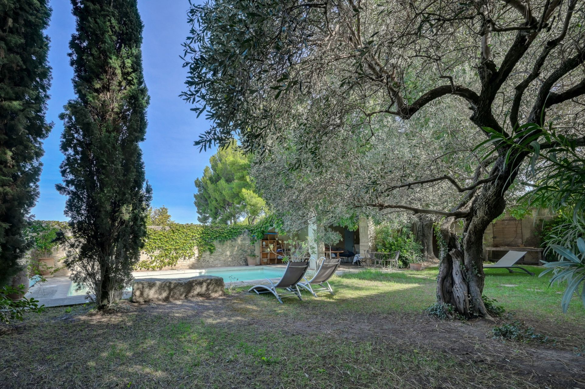 luxury house 9 Rooms for sale on FONTVIEILLE (13990)