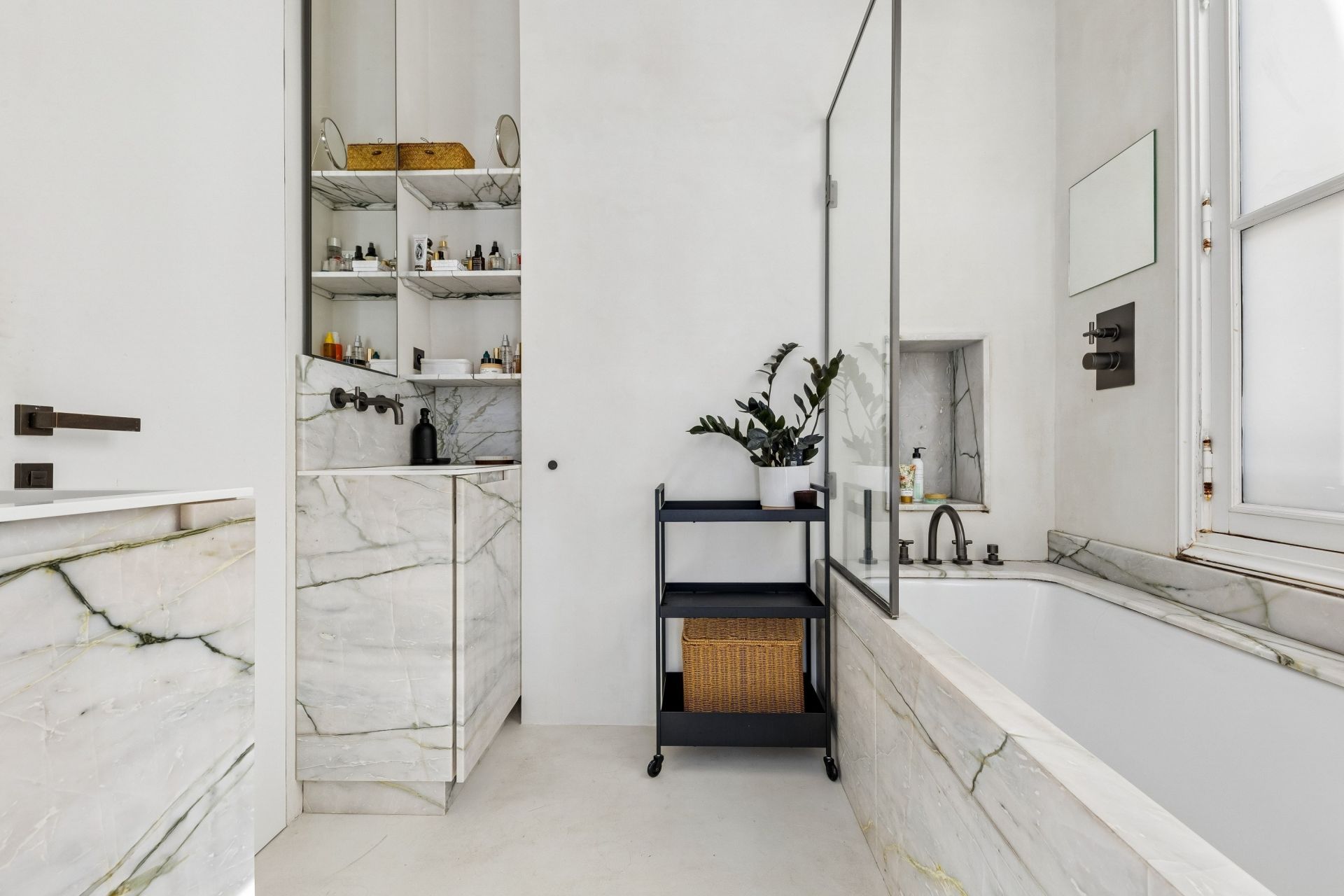 luxury apartment 4 Rooms for rent on PARIS (75007)