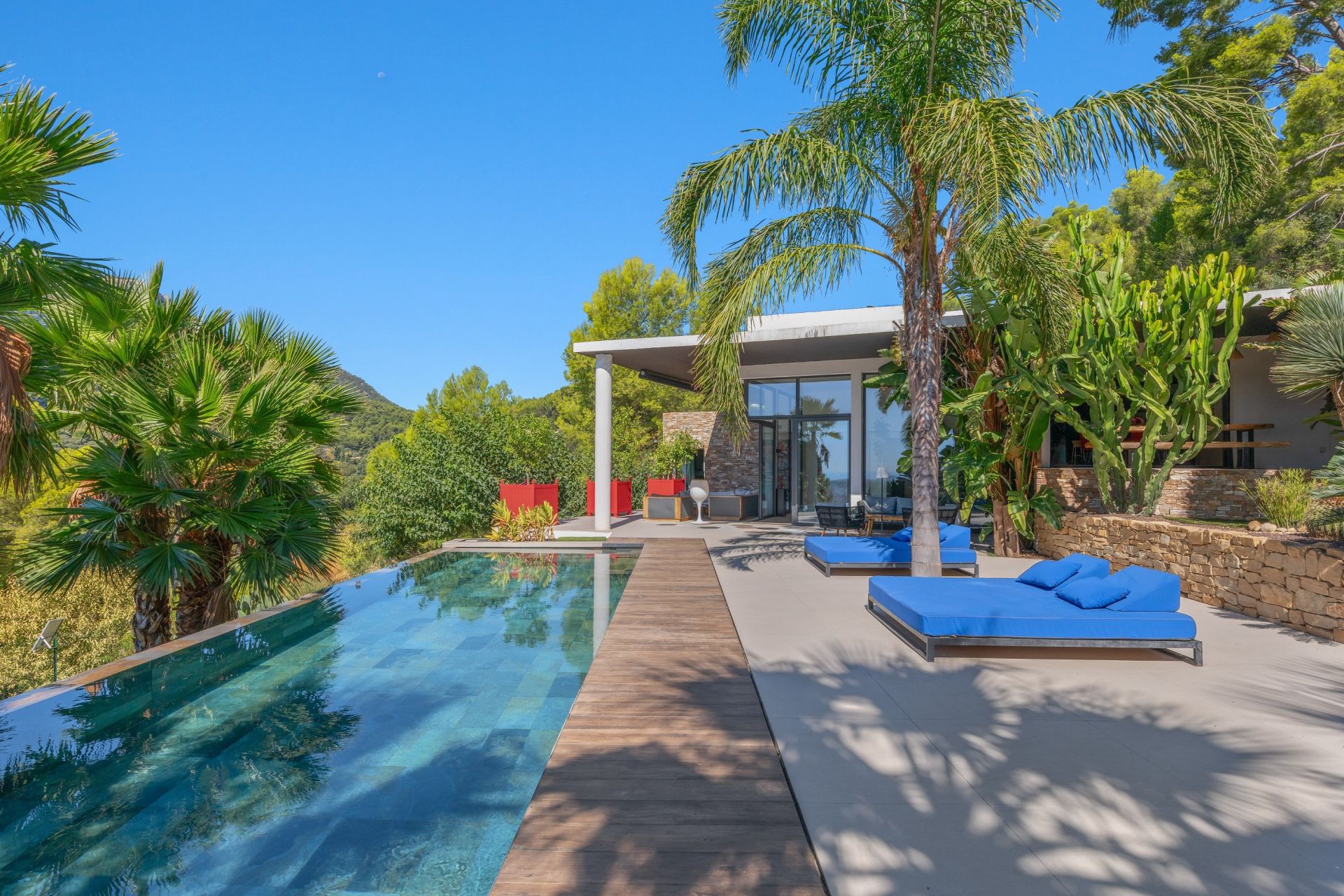 luxury villa 7 Rooms for sale on LA VALETTE DU VAR (83160)