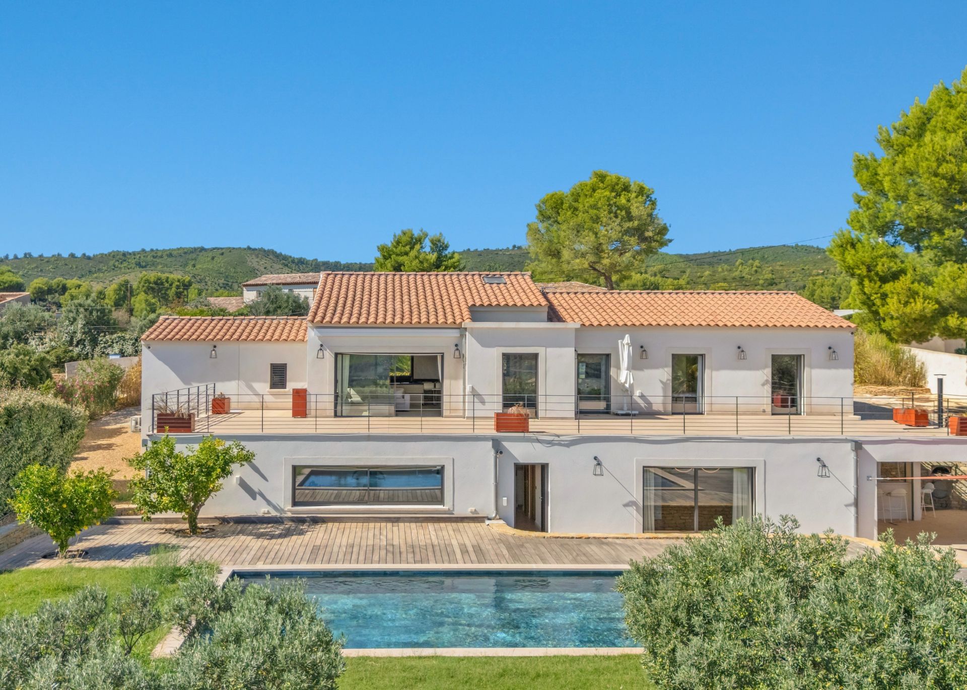 luxury house 9 Rooms for sale on LA CADIERE D AZUR (83740)