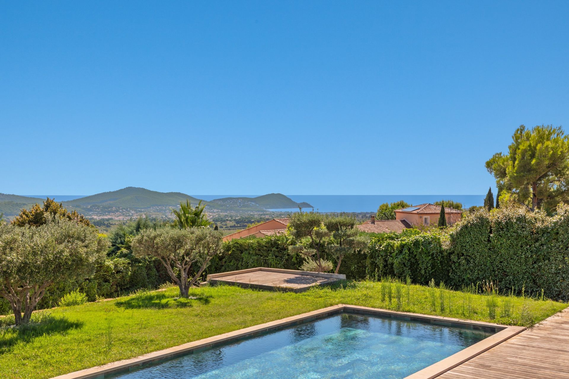 luxury house 9 Rooms for sale on LA CADIERE D AZUR (83740)
