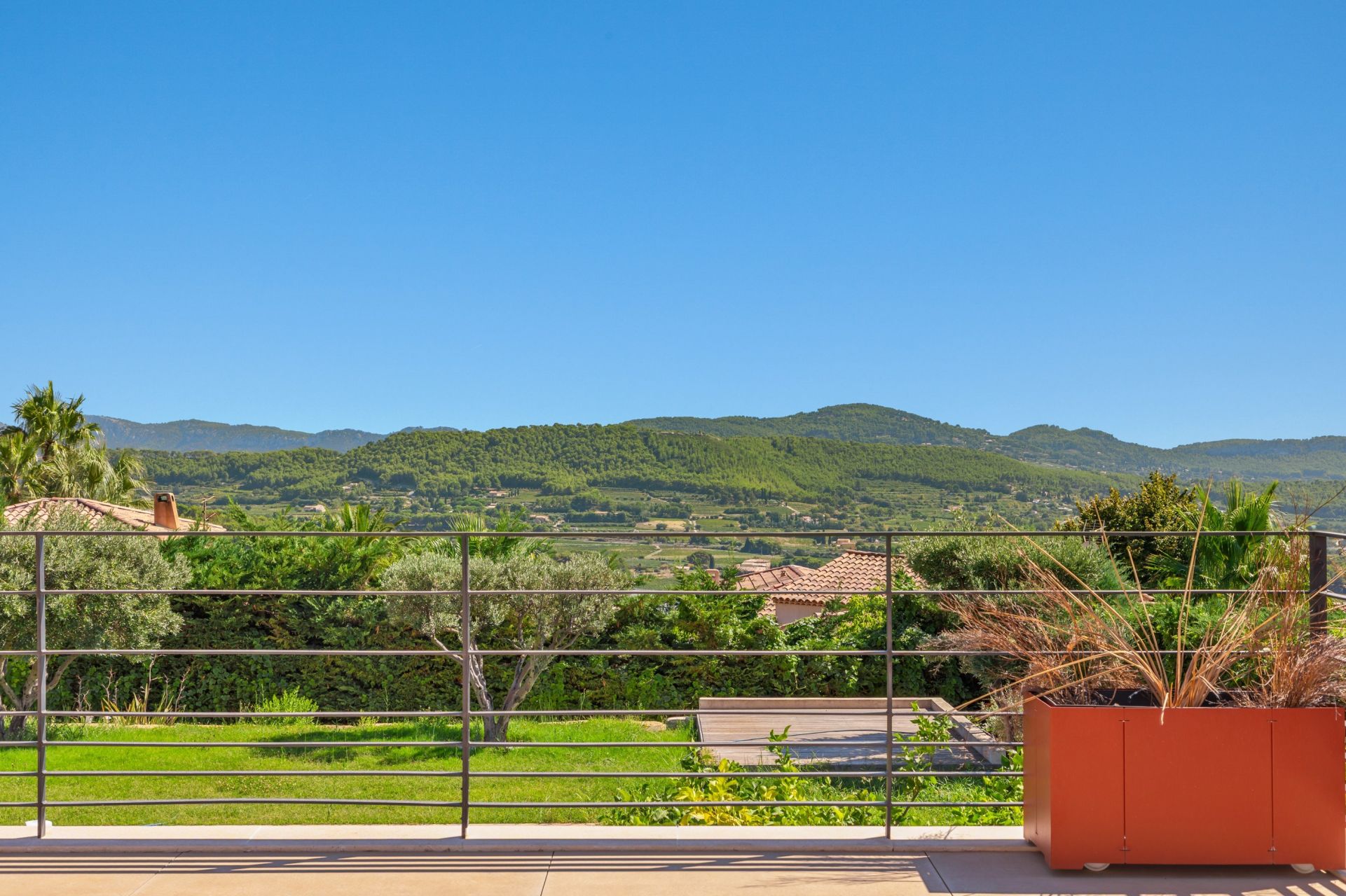 luxury house 9 Rooms for sale on LA CADIERE D AZUR (83740)