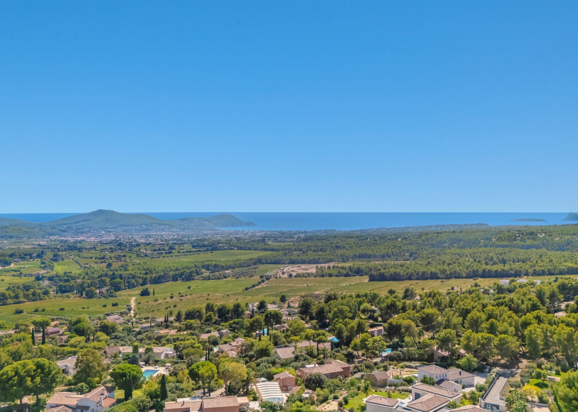 luxury house 9 Rooms for sale on LA CADIERE D AZUR (83740)