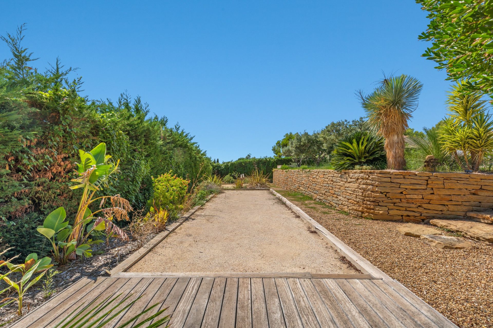 luxury house 9 Rooms for sale on LA CADIERE D AZUR (83740)