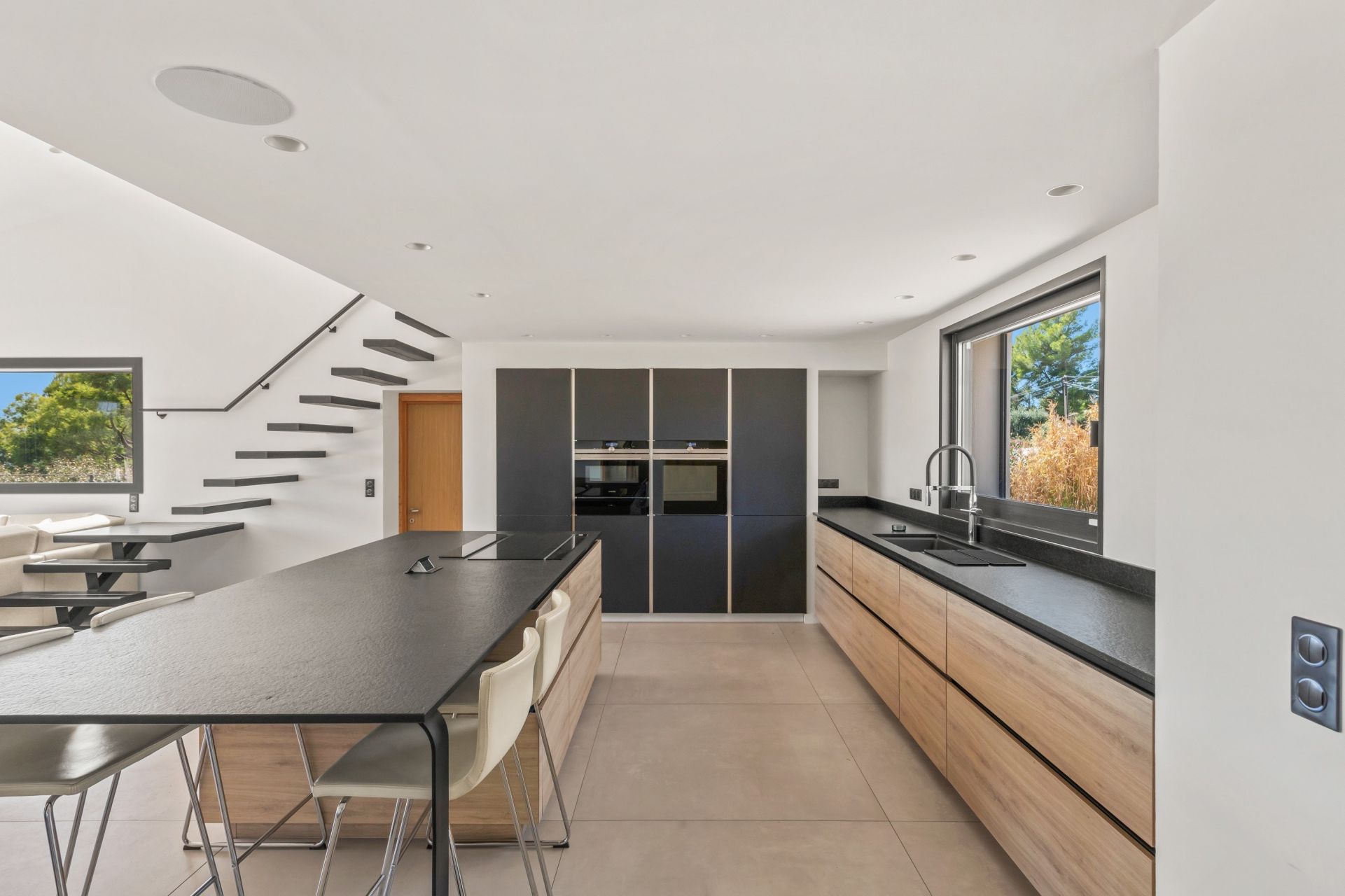 luxury house 9 Rooms for sale on LA CADIERE D AZUR (83740)