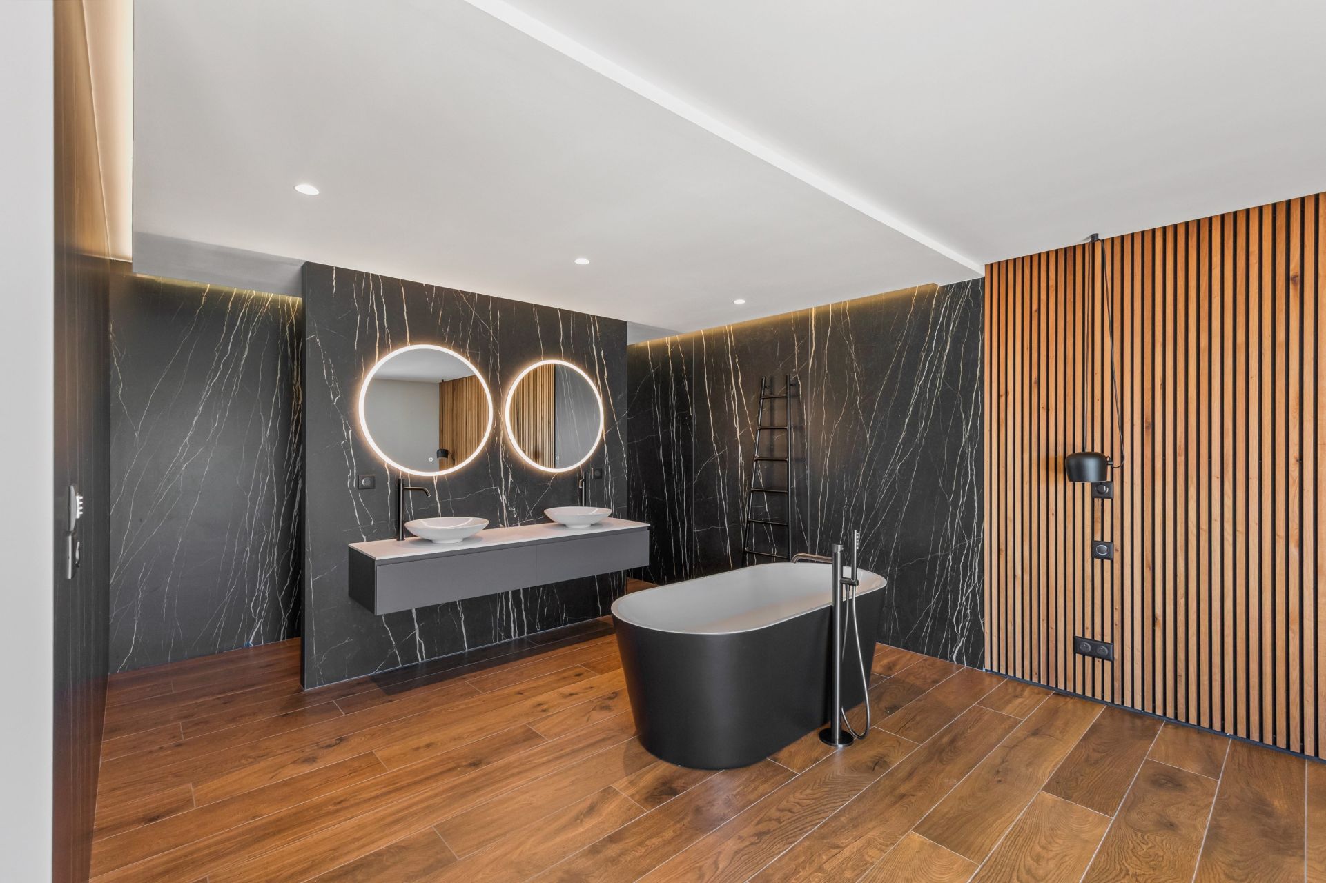 luxury house 9 Rooms for sale on LA CADIERE D AZUR (83740)