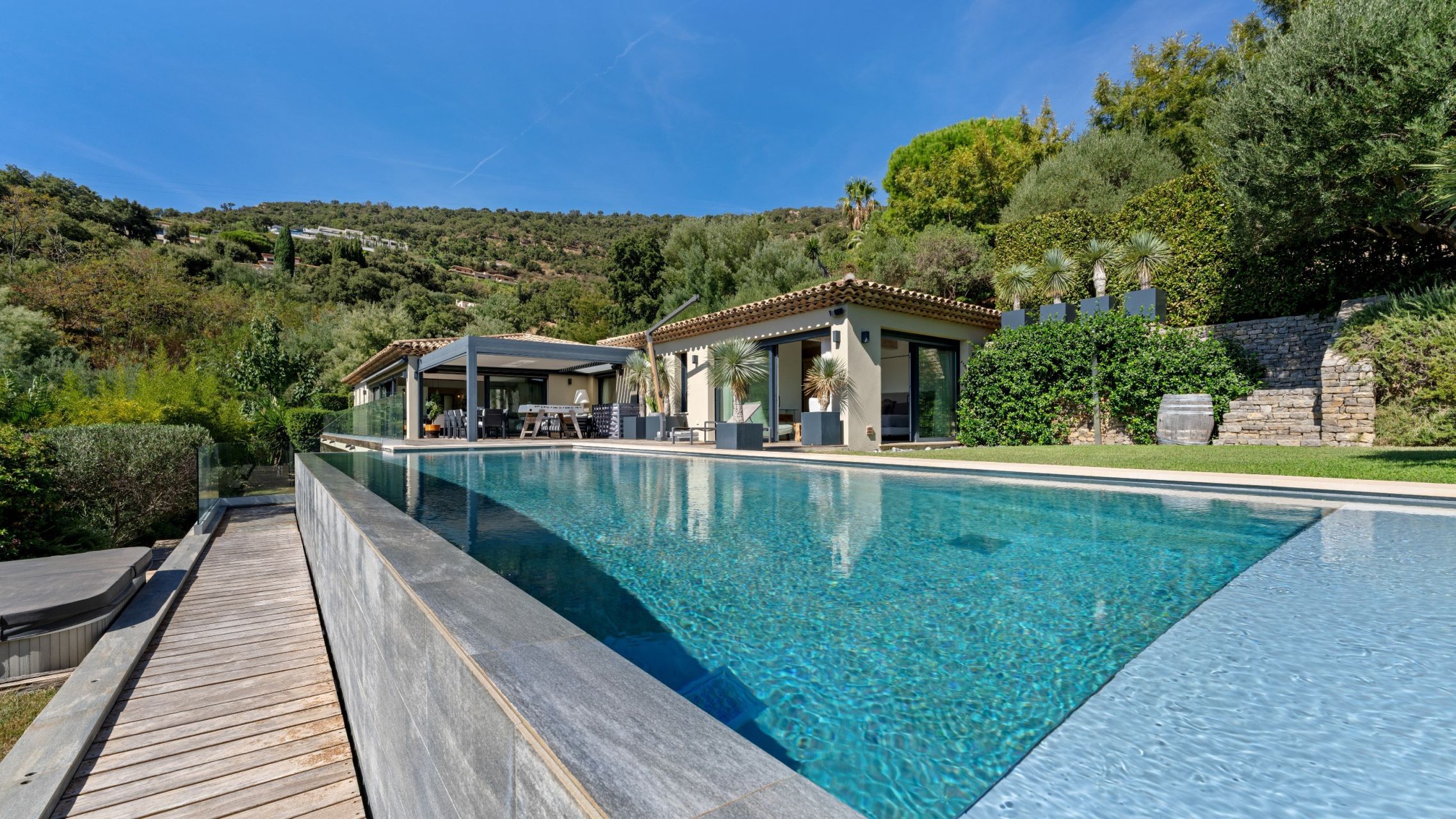 contemporary house 9 Rooms for sale on GRIMAUD (83310)