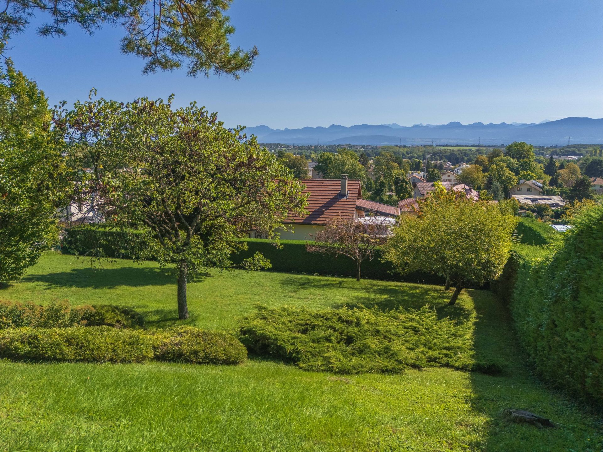 luxury house 9 Rooms for sale on DIVONNE LES BAINS (01220)