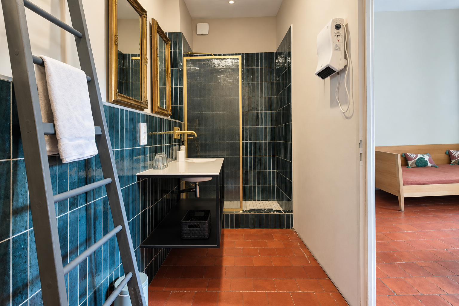 mansion 7 Rooms for sale on GRUISSAN (11430)