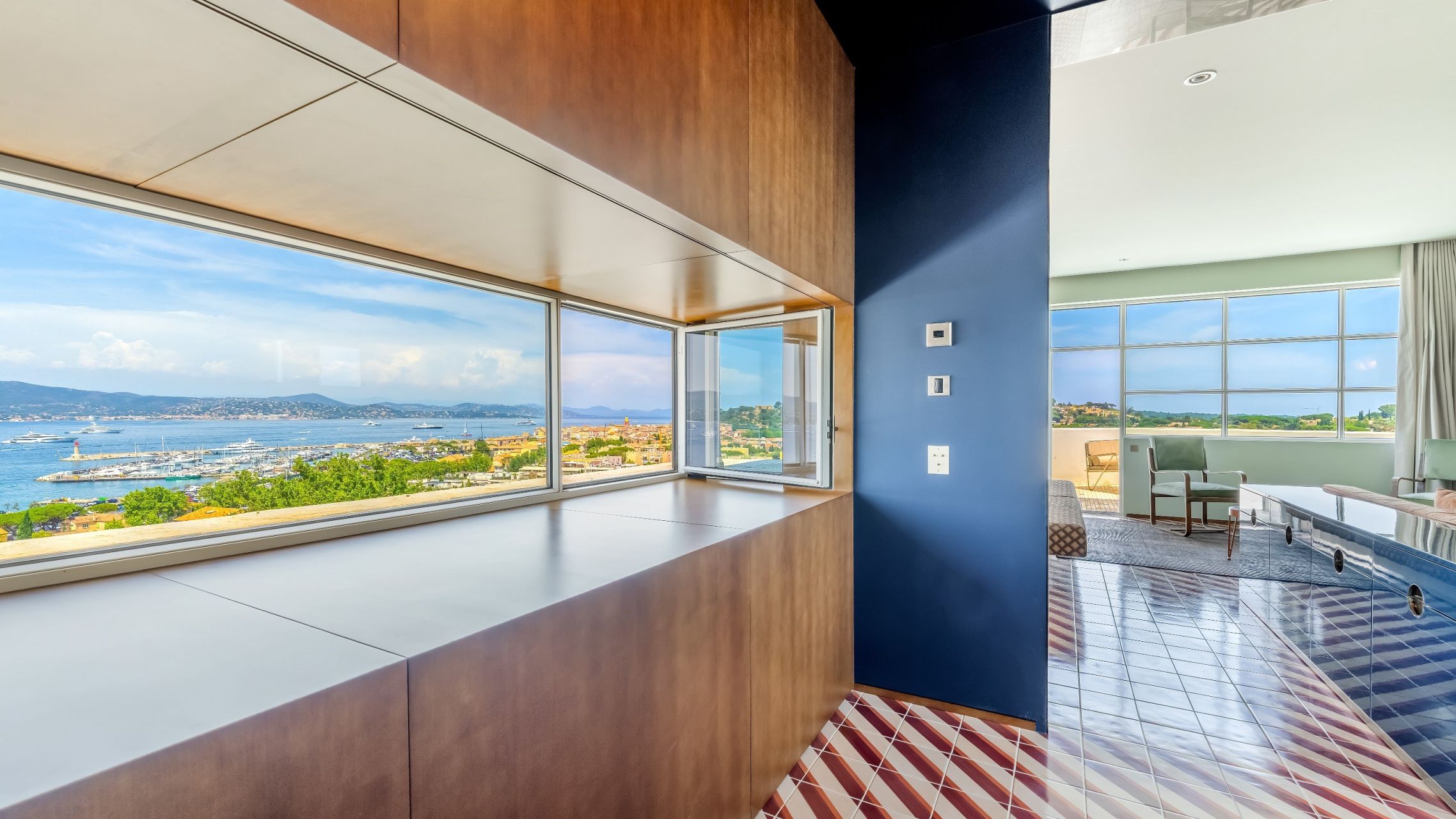 luxury apartment 4 Rooms for sale on ST TROPEZ (83990)