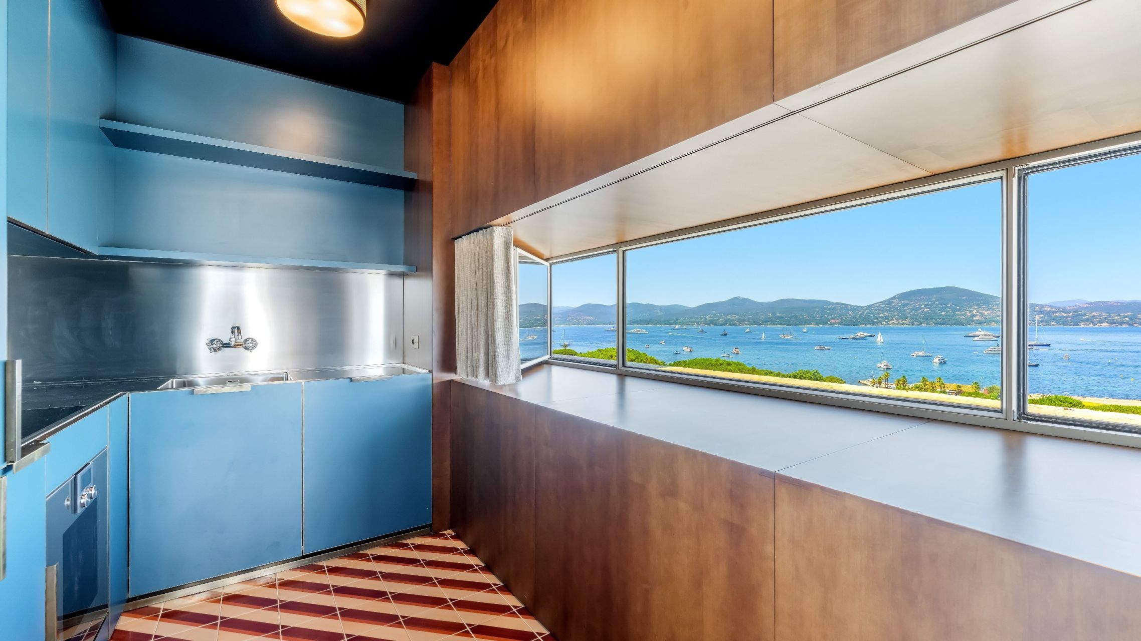 luxury apartment 4 Rooms for sale on ST TROPEZ (83990)
