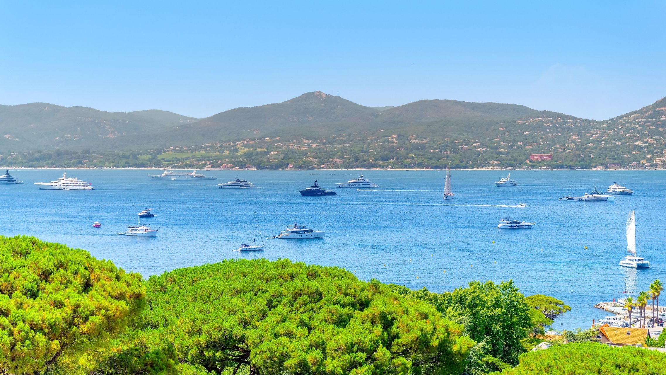 luxury apartment 4 Rooms for sale on ST TROPEZ (83990)
