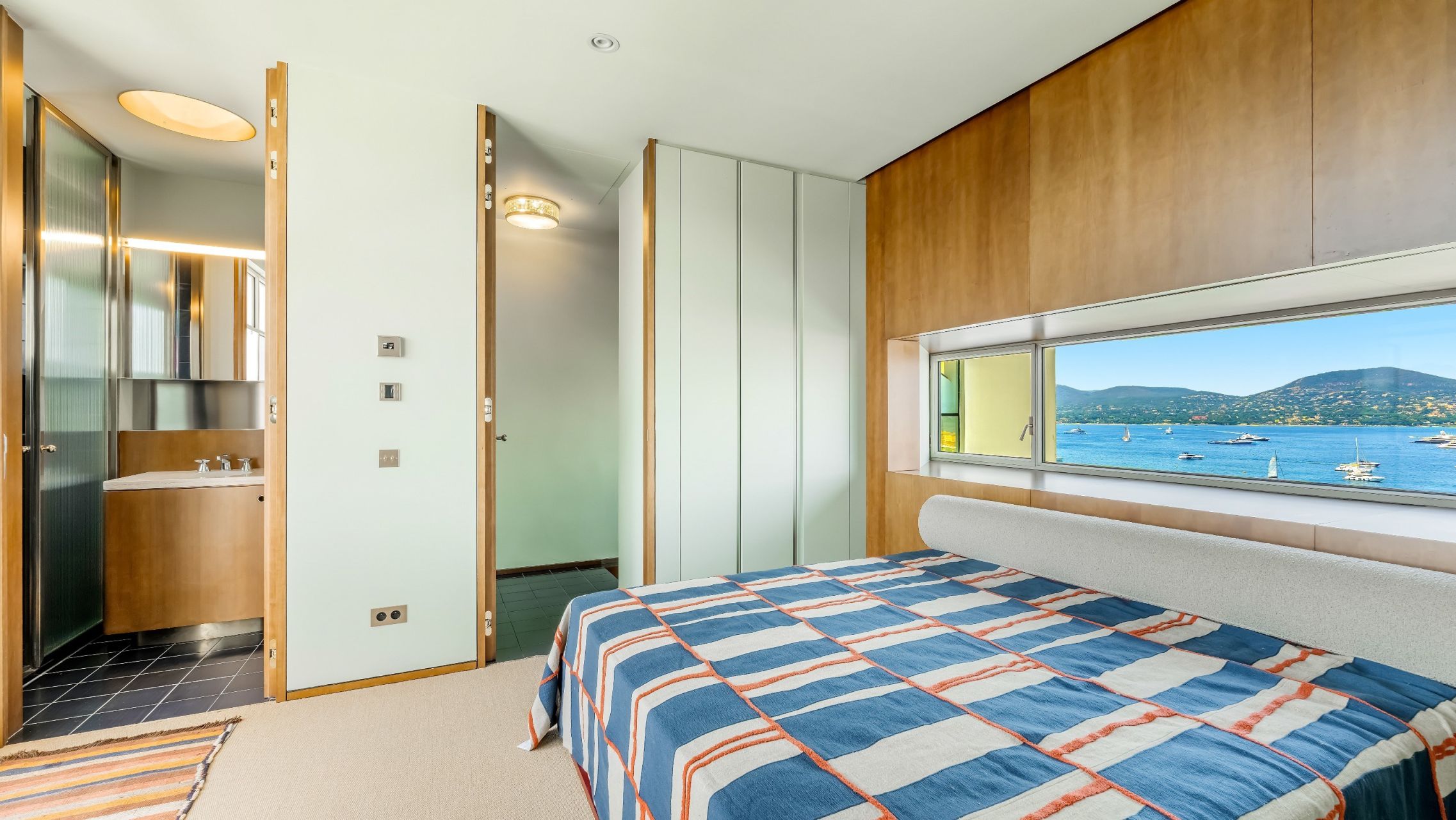 luxury apartment 4 Rooms for sale on ST TROPEZ (83990)