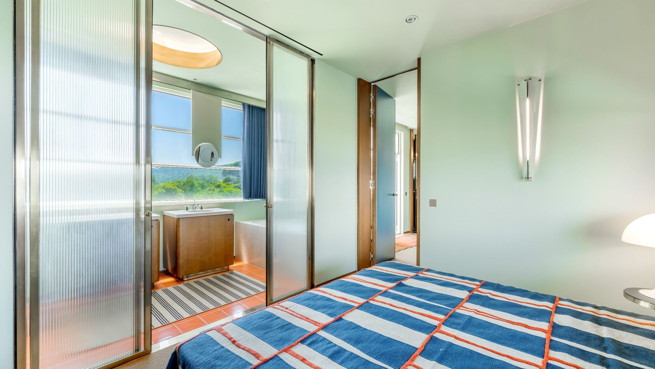 luxury apartment 4 Rooms for sale on ST TROPEZ (83990)