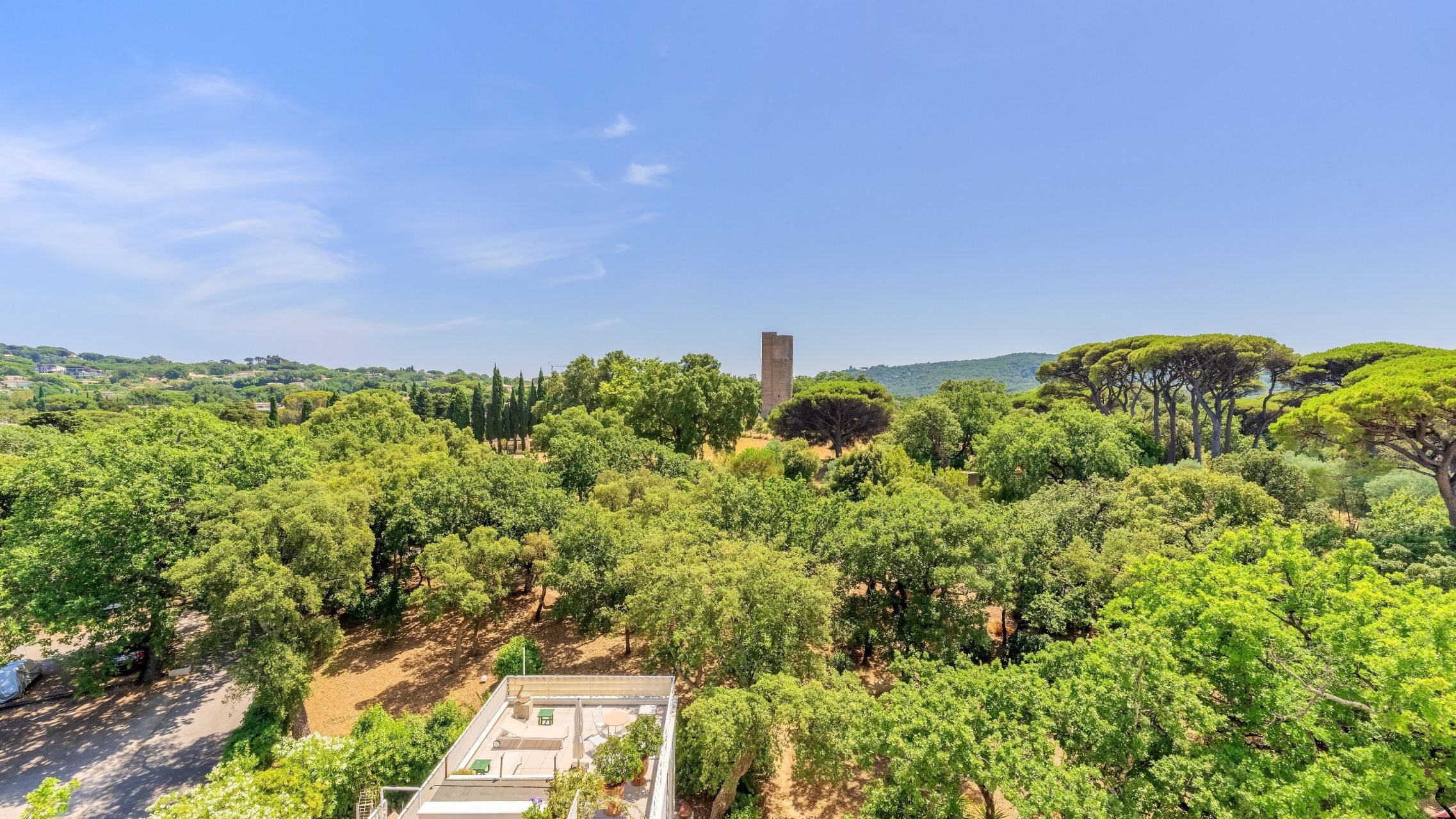 luxury apartment 4 Rooms for sale on ST TROPEZ (83990)