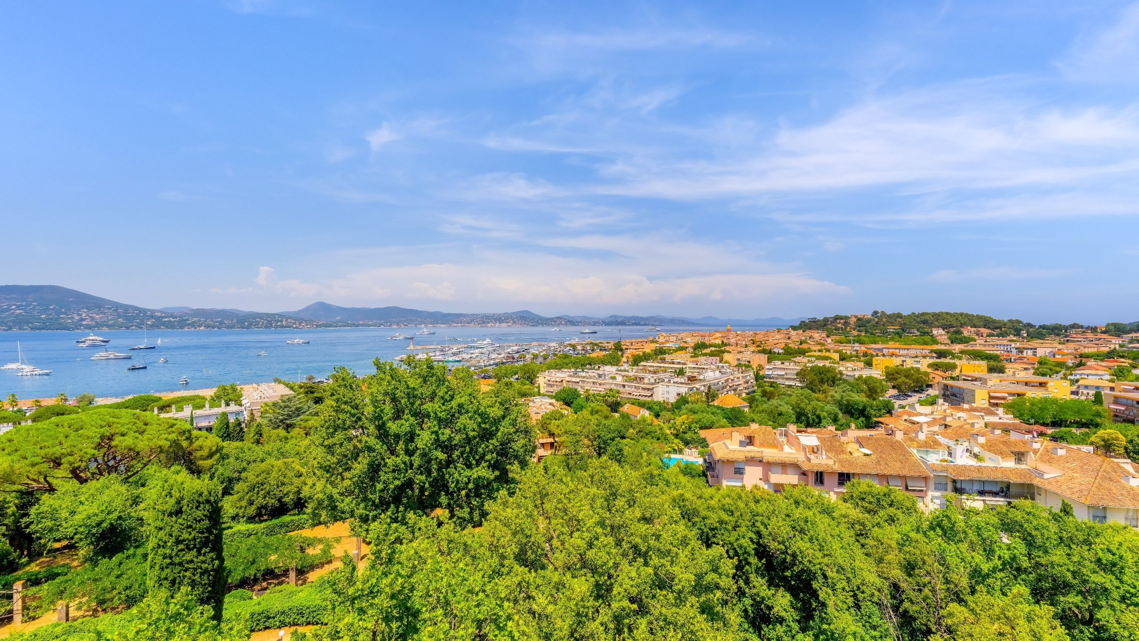 luxury apartment 4 Rooms for sale on ST TROPEZ (83990)