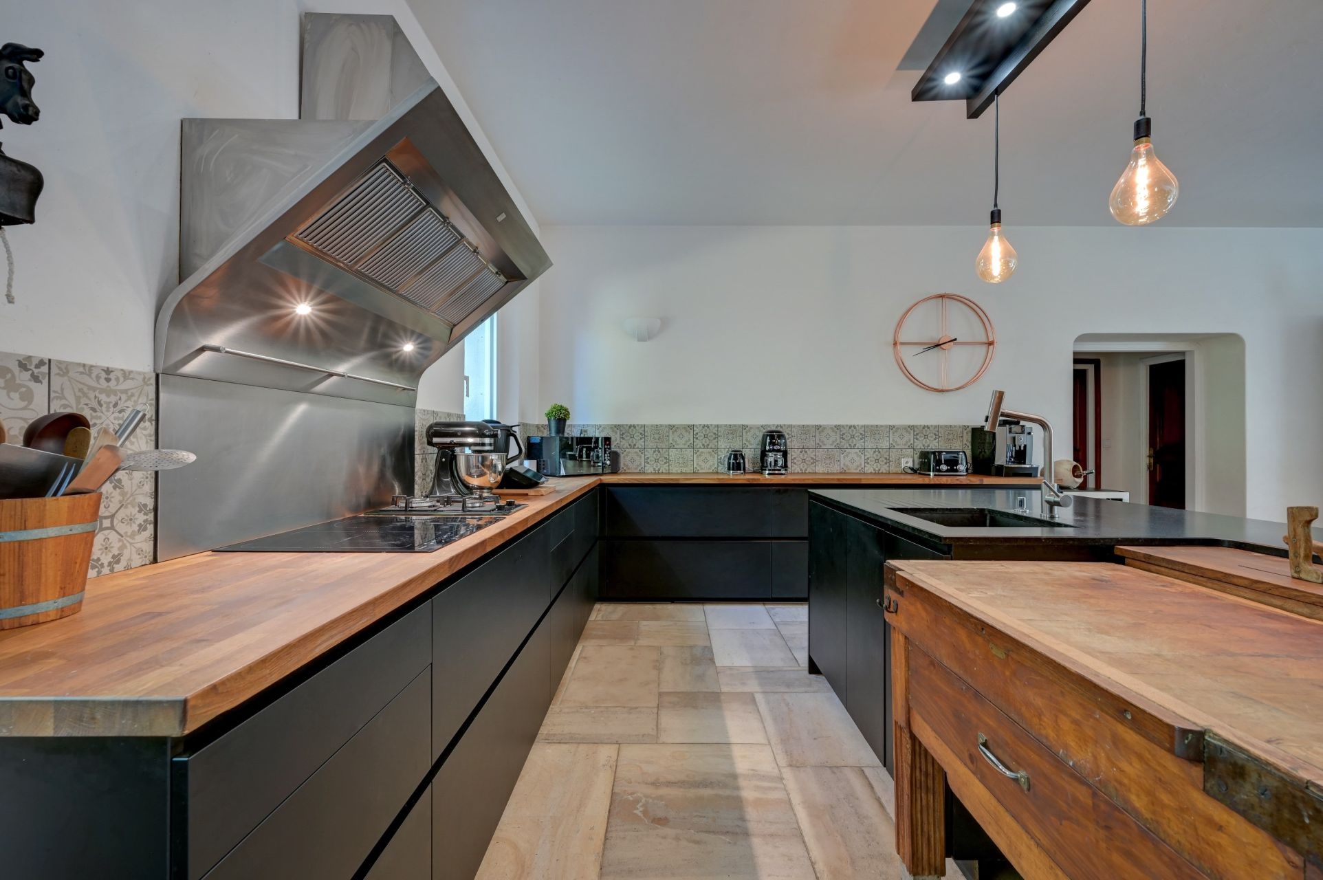 luxury house 12 Rooms for sale on AIX EN PROVENCE (13100)