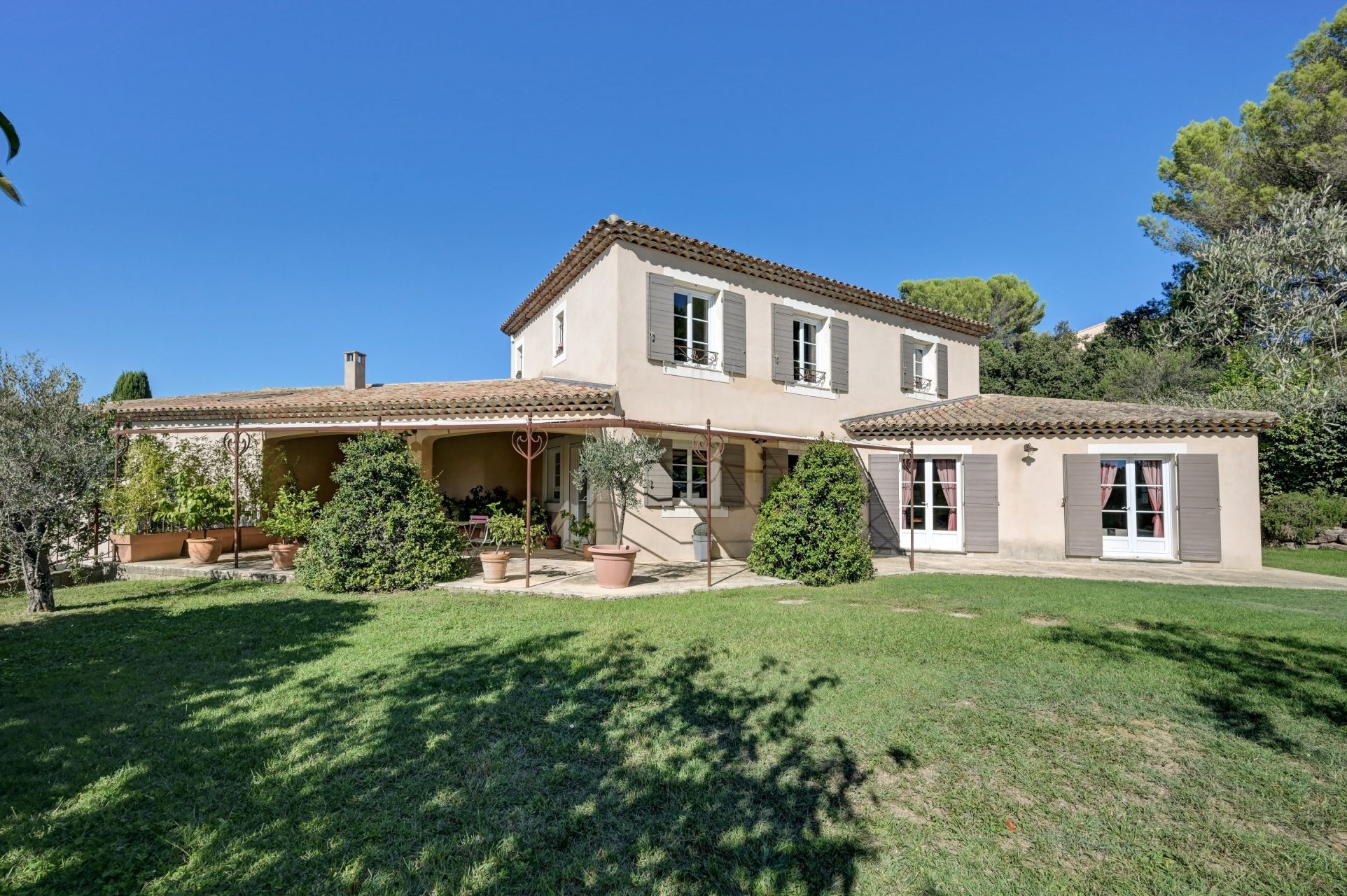 luxury house 5 Rooms for sale on AIX EN PROVENCE (13100)