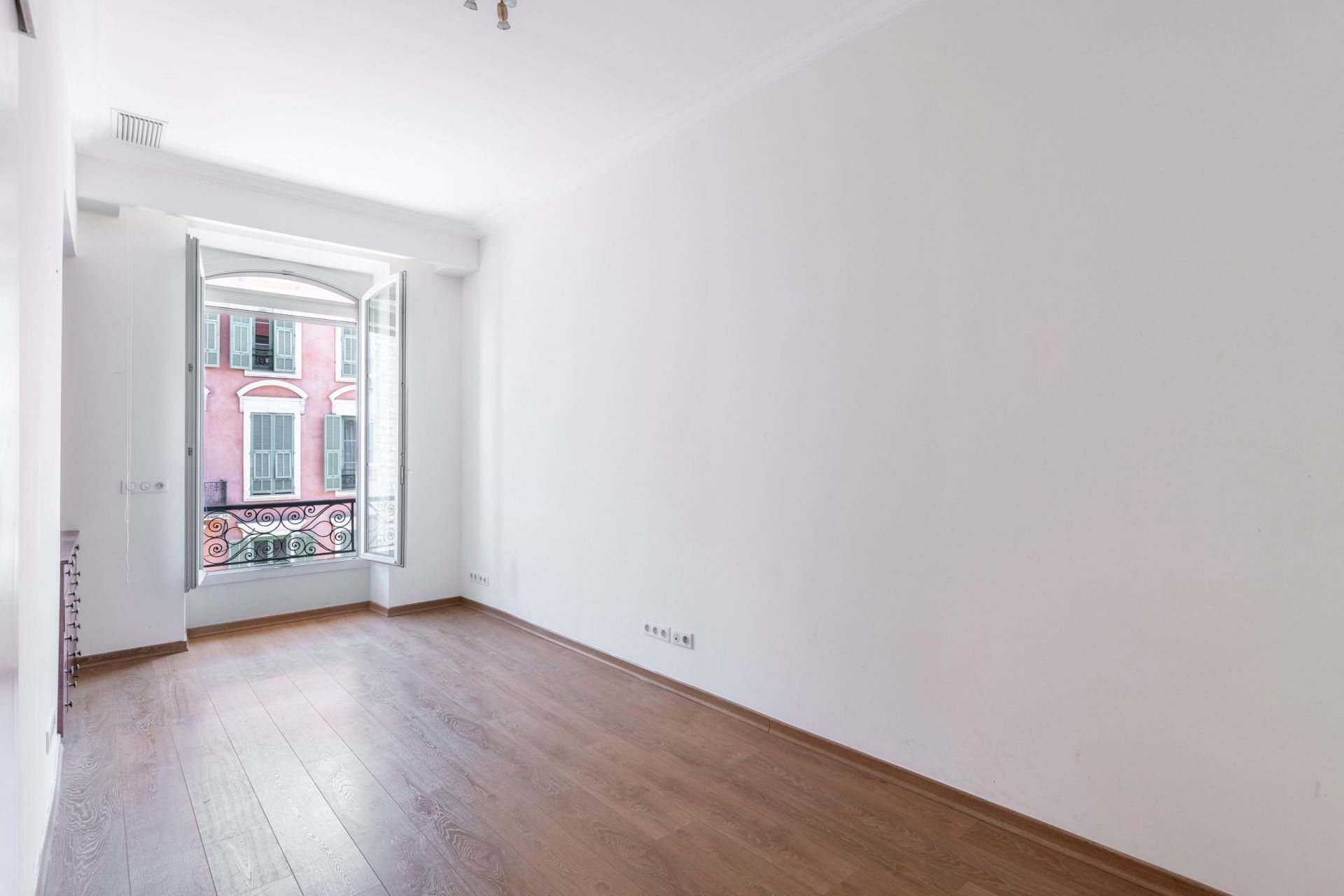 luxury apartment 6 Rooms for sale on NICE (06000)