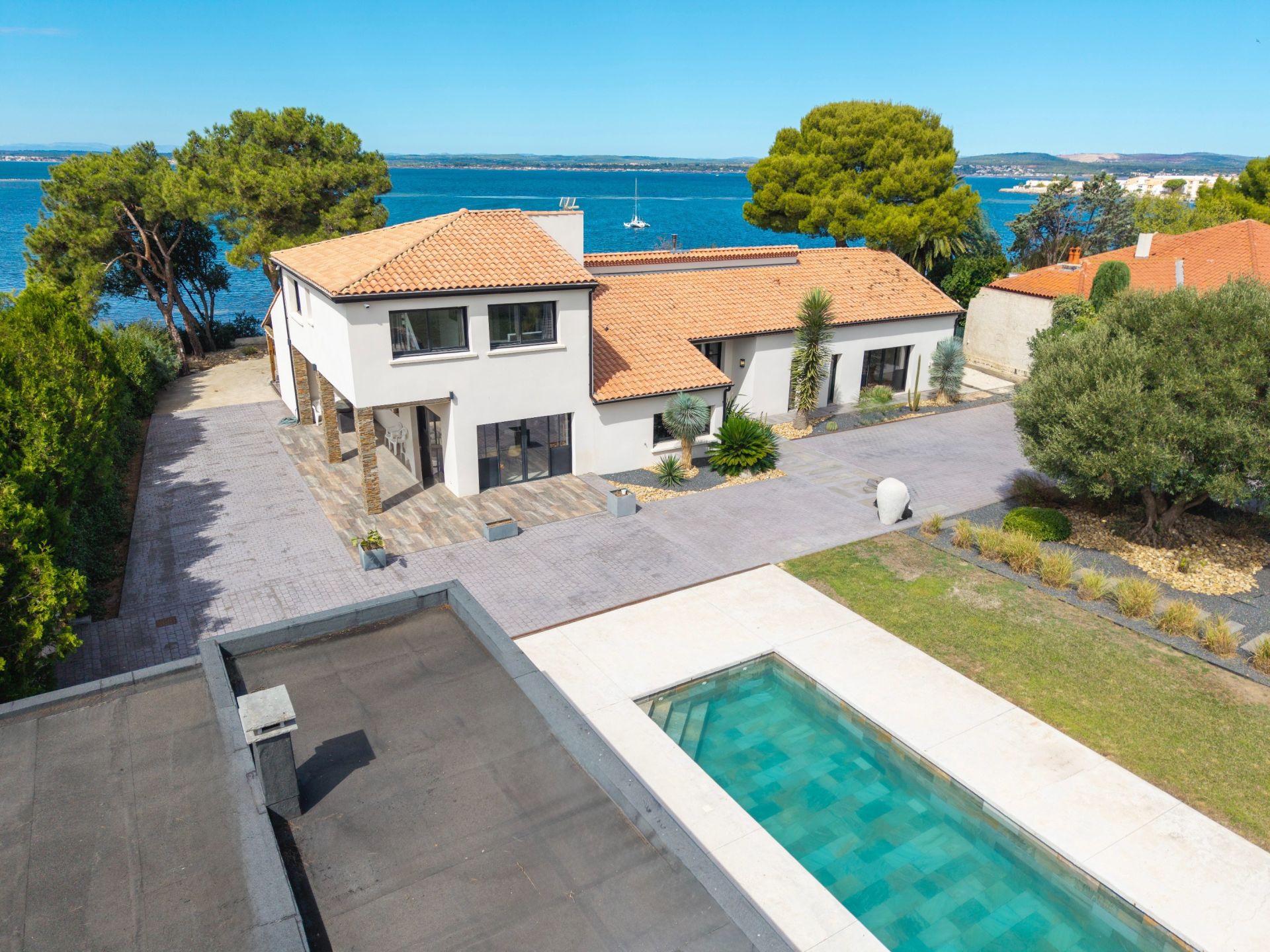 luxury house 10 Rooms for sale on SETE (34200)