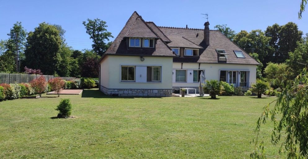 luxury house 9 Rooms for sale on LOUVIERS (27400)