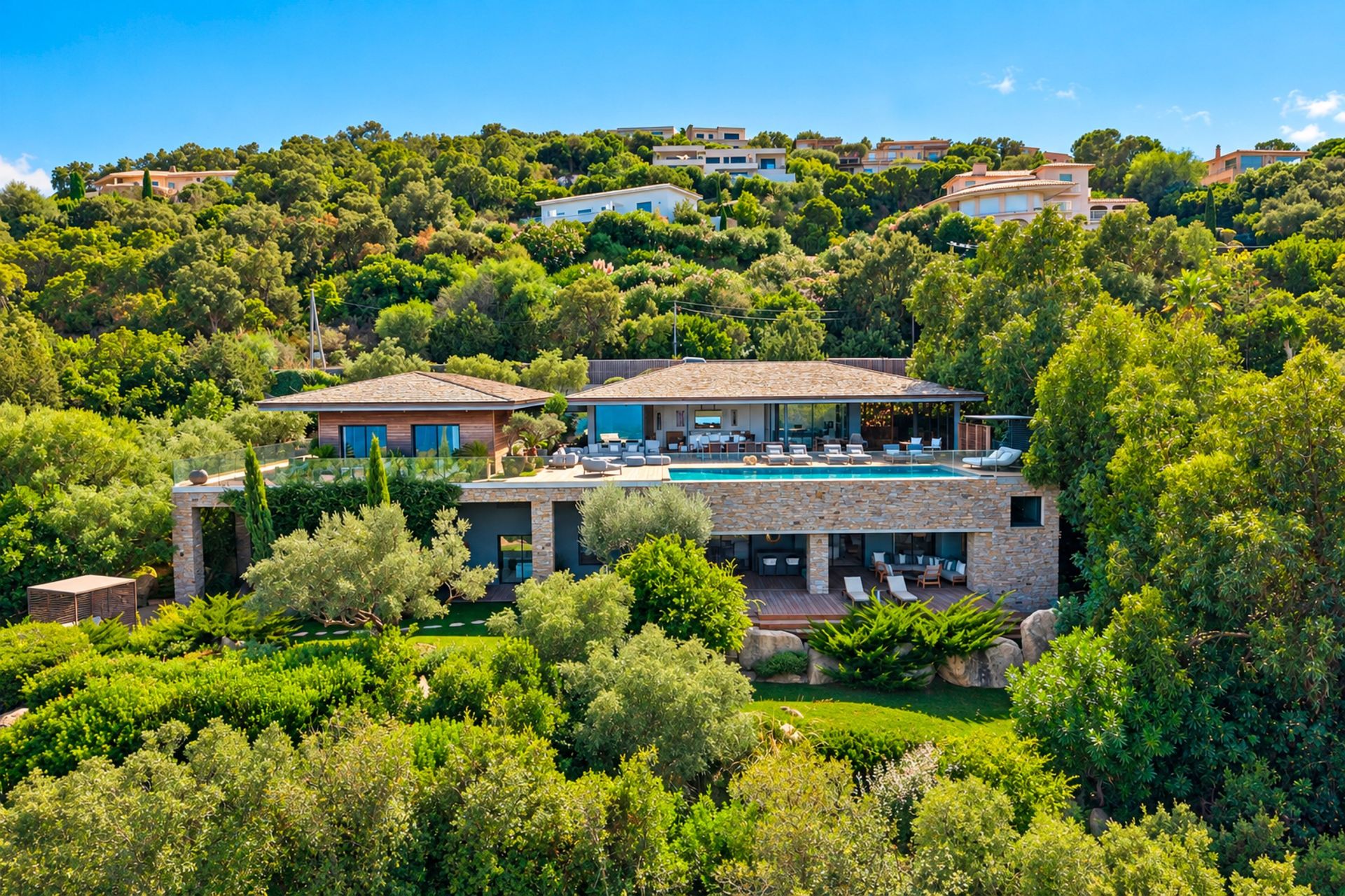 luxury villa 11 Rooms for seasonal rent on PORTO VECCHIO (20137)