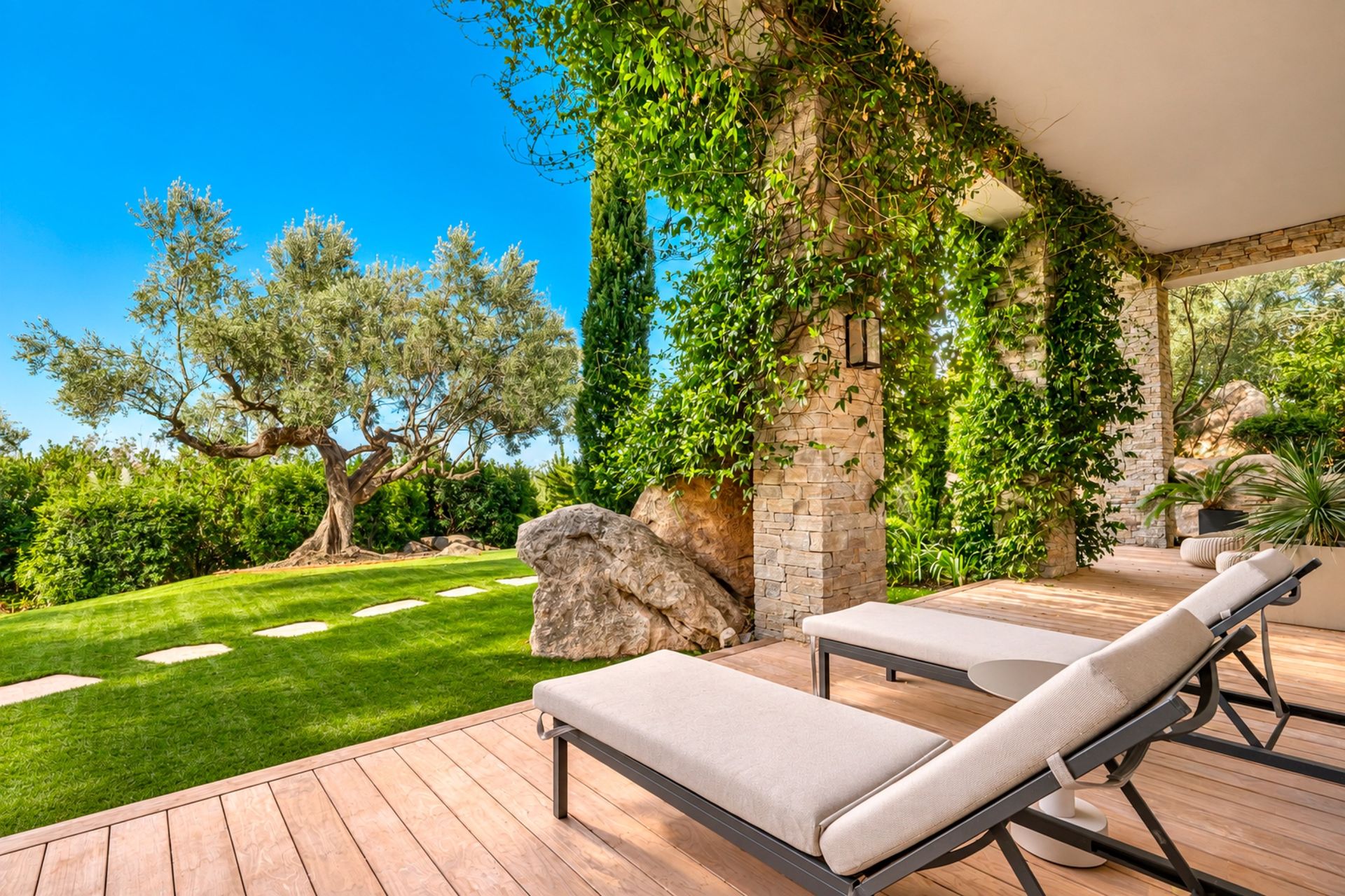 luxury villa 11 Rooms for seasonal rent on PORTO VECCHIO (20137)
