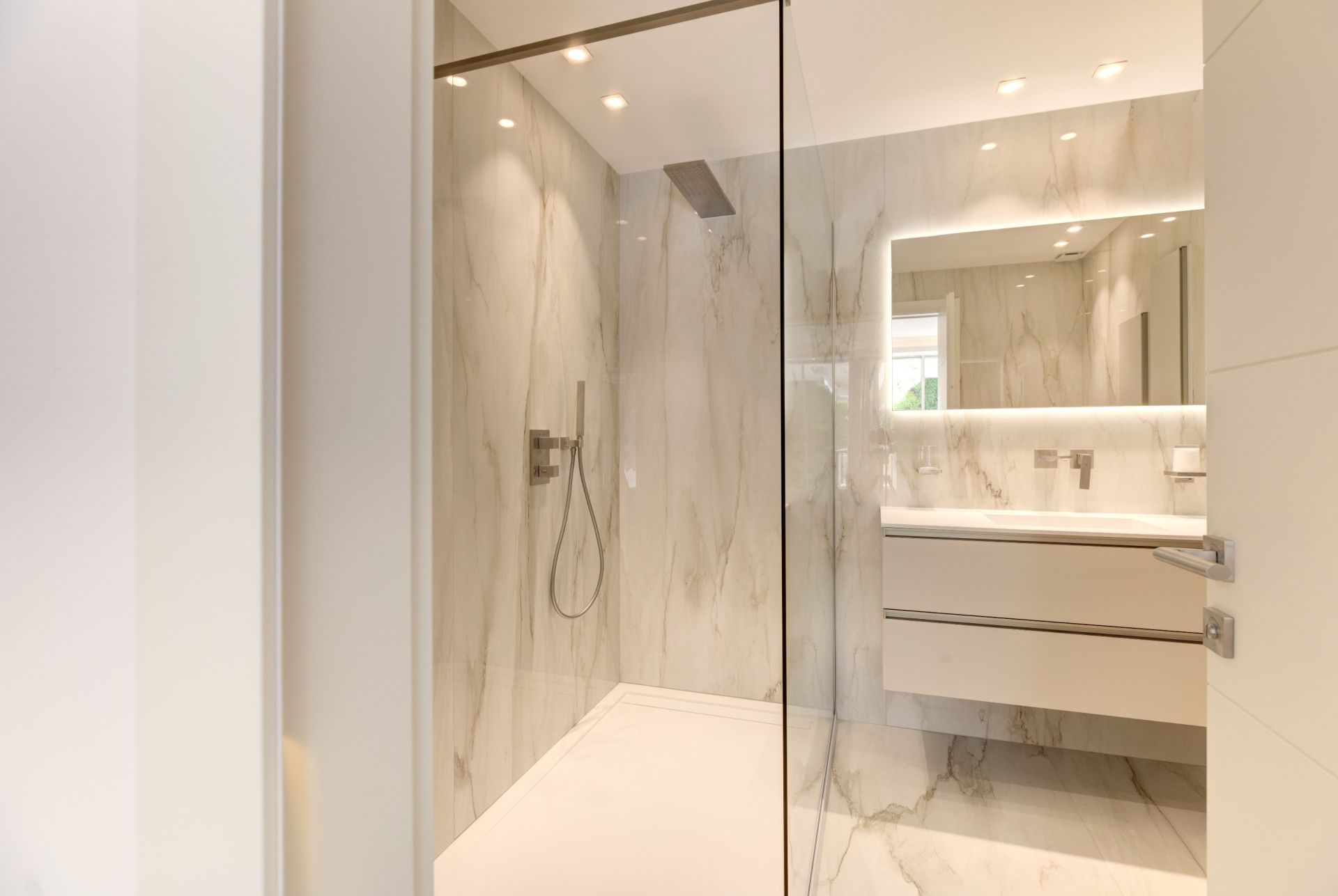 luxury apartment 3 Rooms for sale on CANNES (06400)